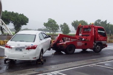 北市警局呼籲停放在堤外停車場的車主，若接獲颱風或豪大雨警報，應盡速駛離愛車，以免遭拖吊受罰。（警方提供）