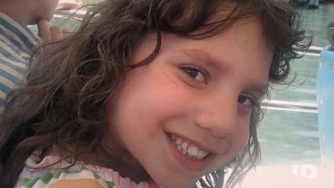 美國一對夫妻領養了一名烏克蘭女童，發現她竟然成人偽裝，而且還想殺光全家。（翻攝自YouTube）