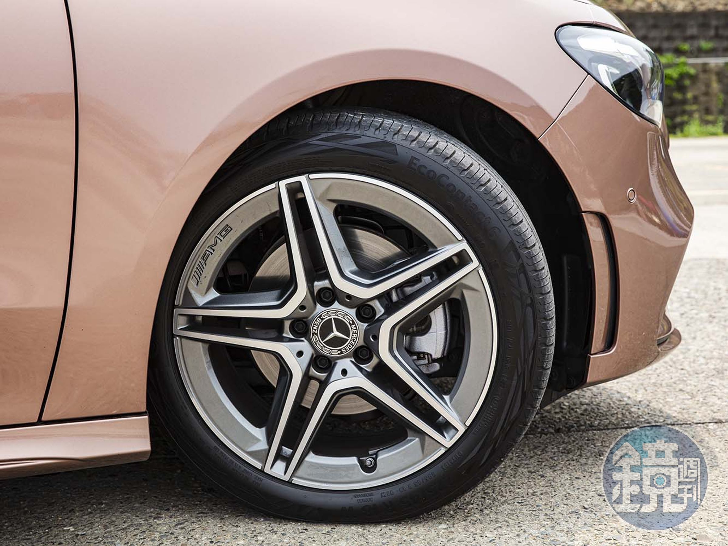 由於車輛配備AMG-Line，輪胎尺寸205/55/R17。