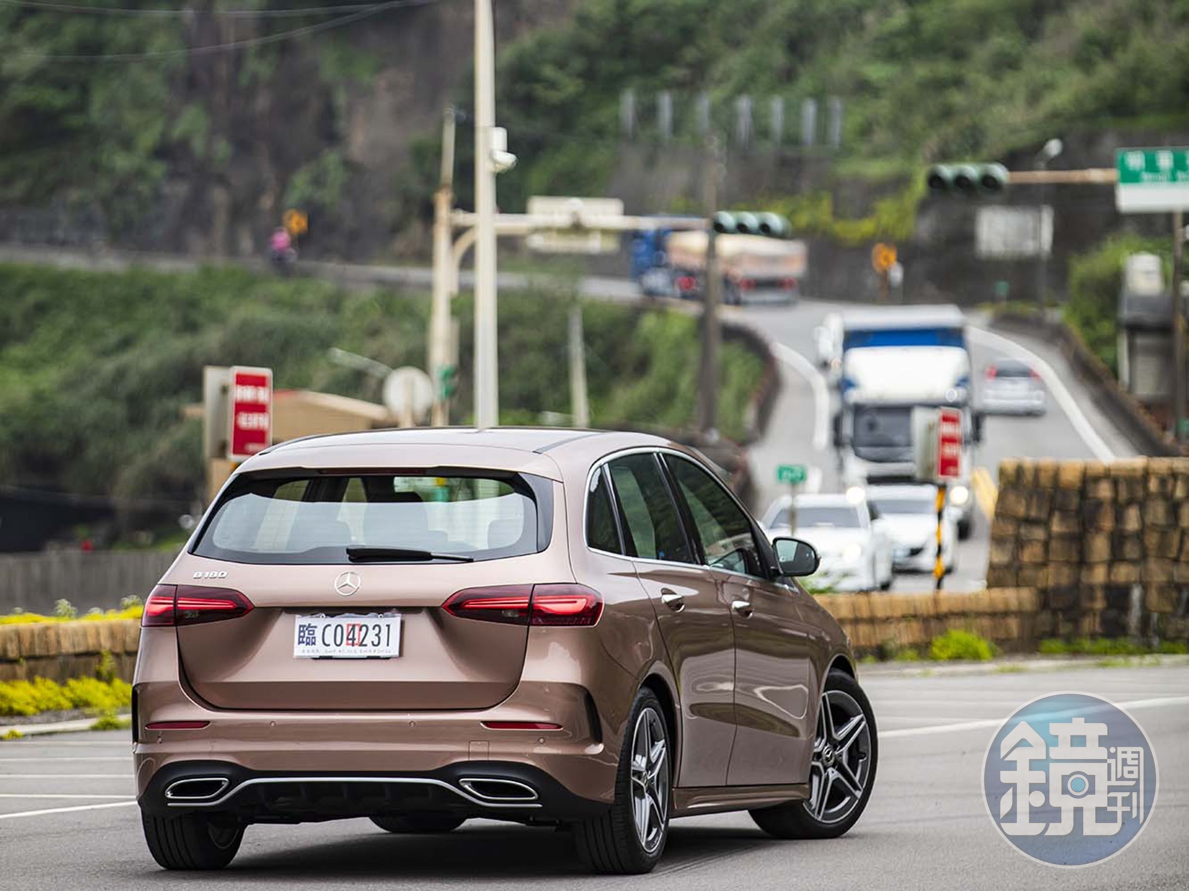 車尾燈具組也與小改款前有所差異。