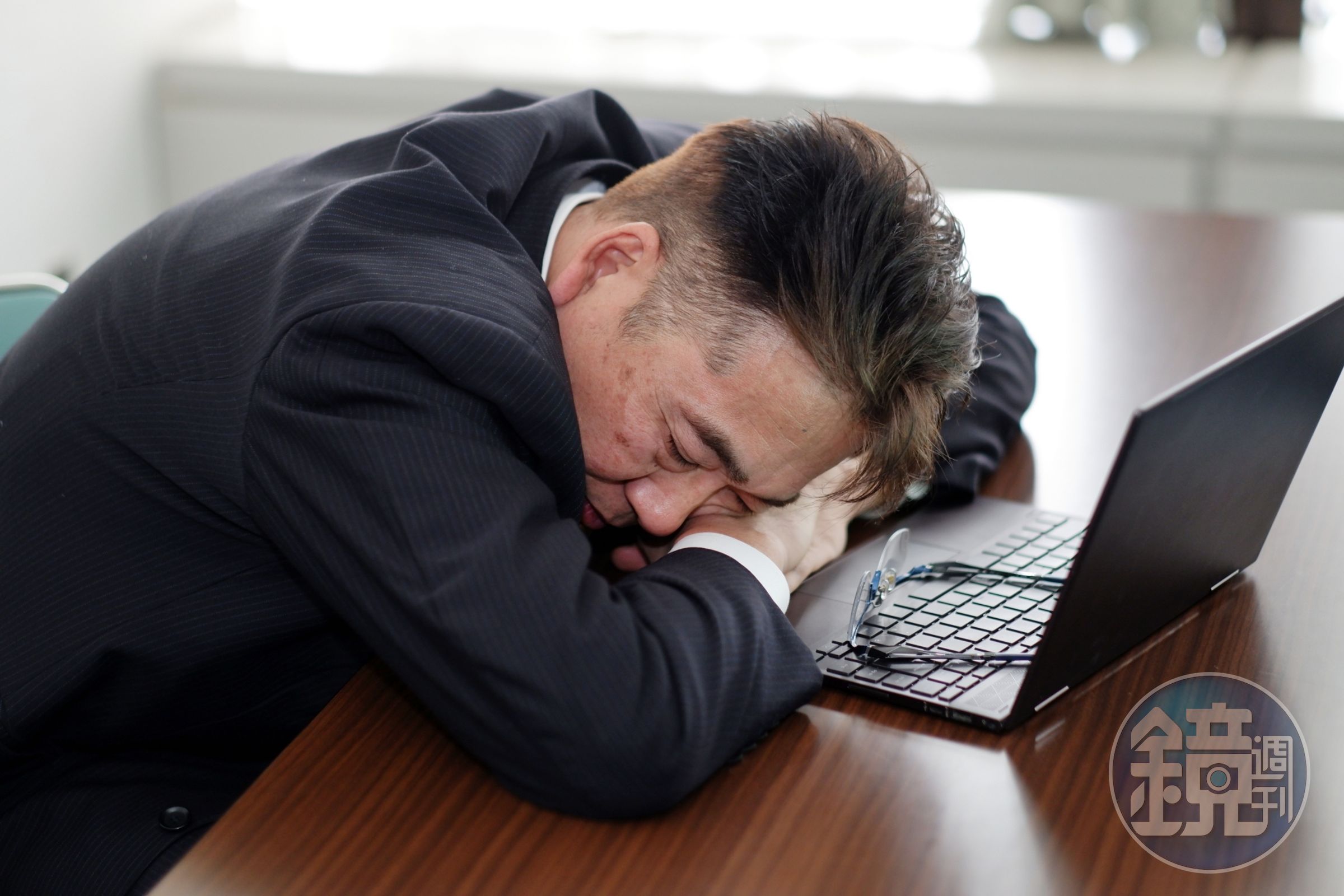 上班時間午休1小時對部分上班族而言可以補充體力，但有派網友則希望寧願換成早點下班。（示意圖，photoAC）