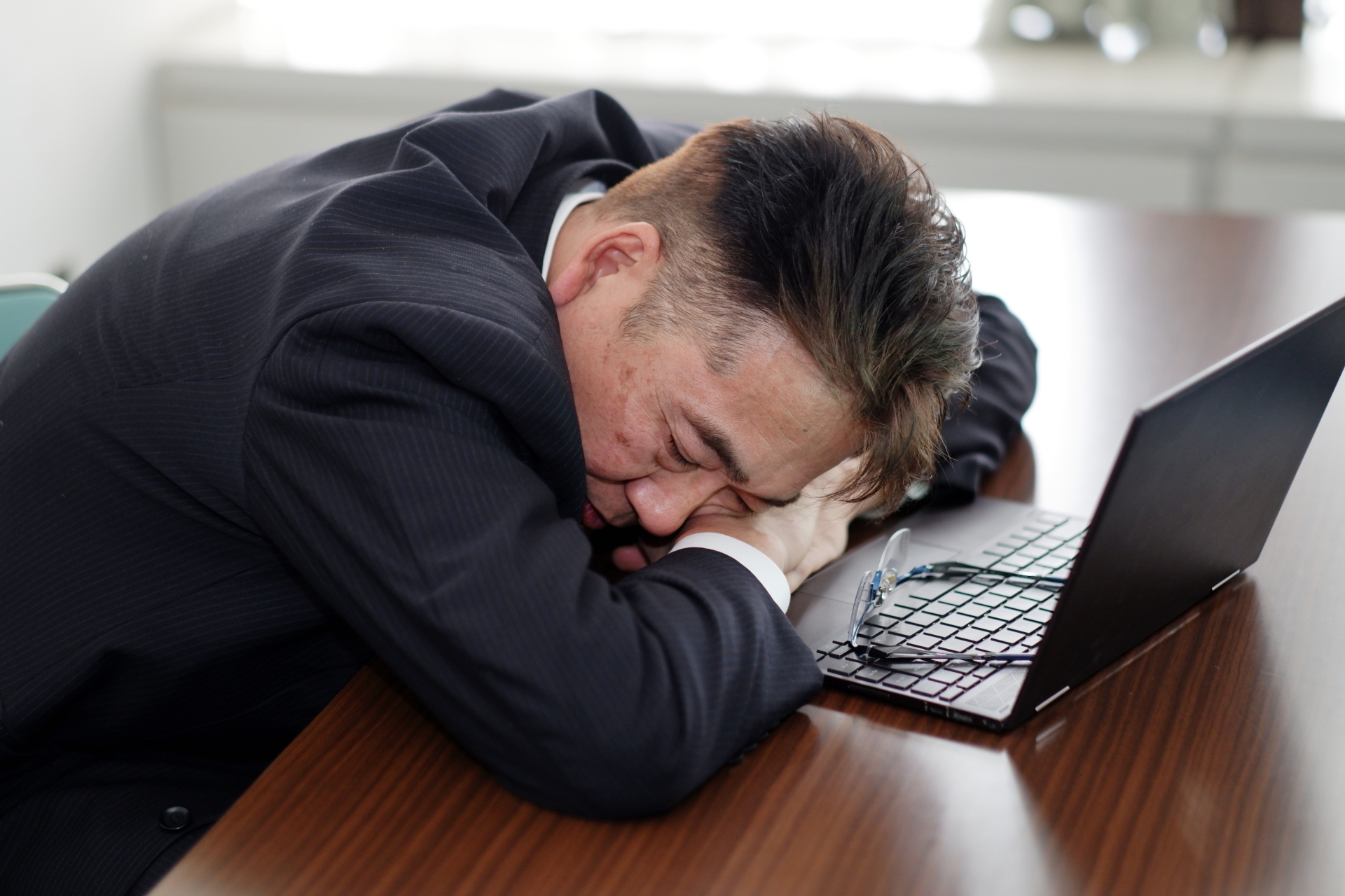 上班時間午休1小時對部分上班族而言可以補充體力，但有派網友則希望寧願換成早點下班。（示意圖，photoAC）