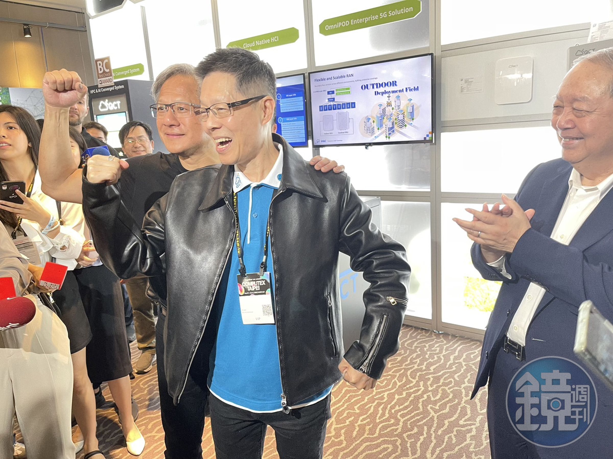 黃仁勳把招牌皮衣脫下來給雲達總經理楊麒令，凸顯兩家公司深厚交情。