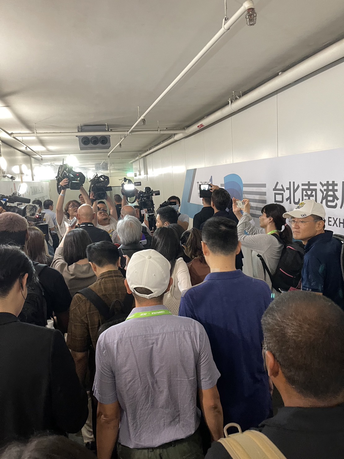 記者會一結束，黃仁勳從南港展覽館二館走向一館的雲達攤位，十多台電視台攝影機緊隨。