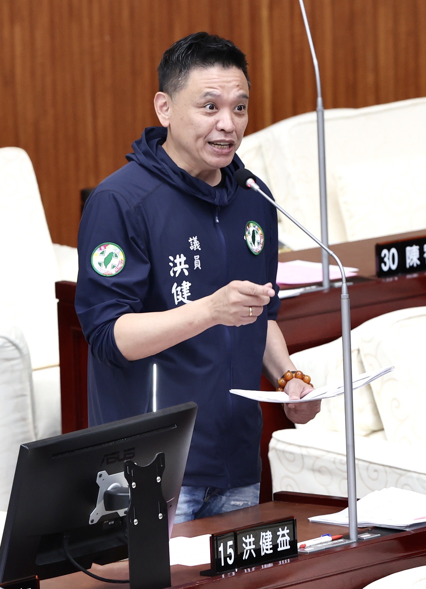 洪健益在市政總質詢時，提醒楊鎮浯與吳芳銘過去爭議，呼籲蔣萬安要考慮清楚，否則會被認為是用人不當。