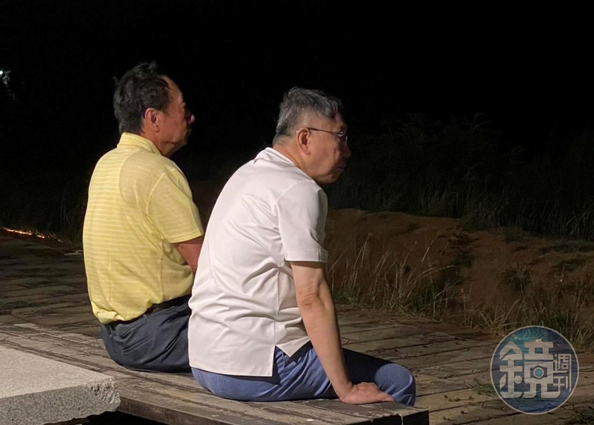 郭台銘直奔柯文哲金門下榻民宿後,2人散步到周邊海濱,還坐下聊天。(讀者提供)