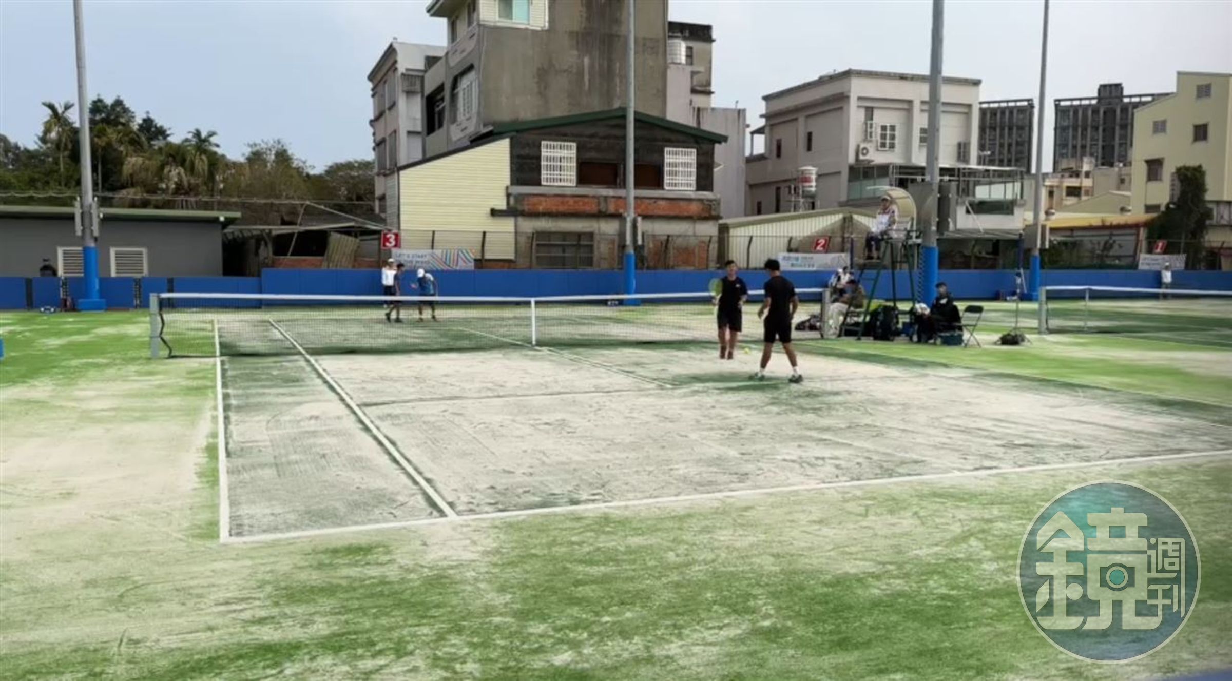 全中運在竹東的網球場地因鋪沙的問題,導致選手受傷。(圖/翻攝畫面)