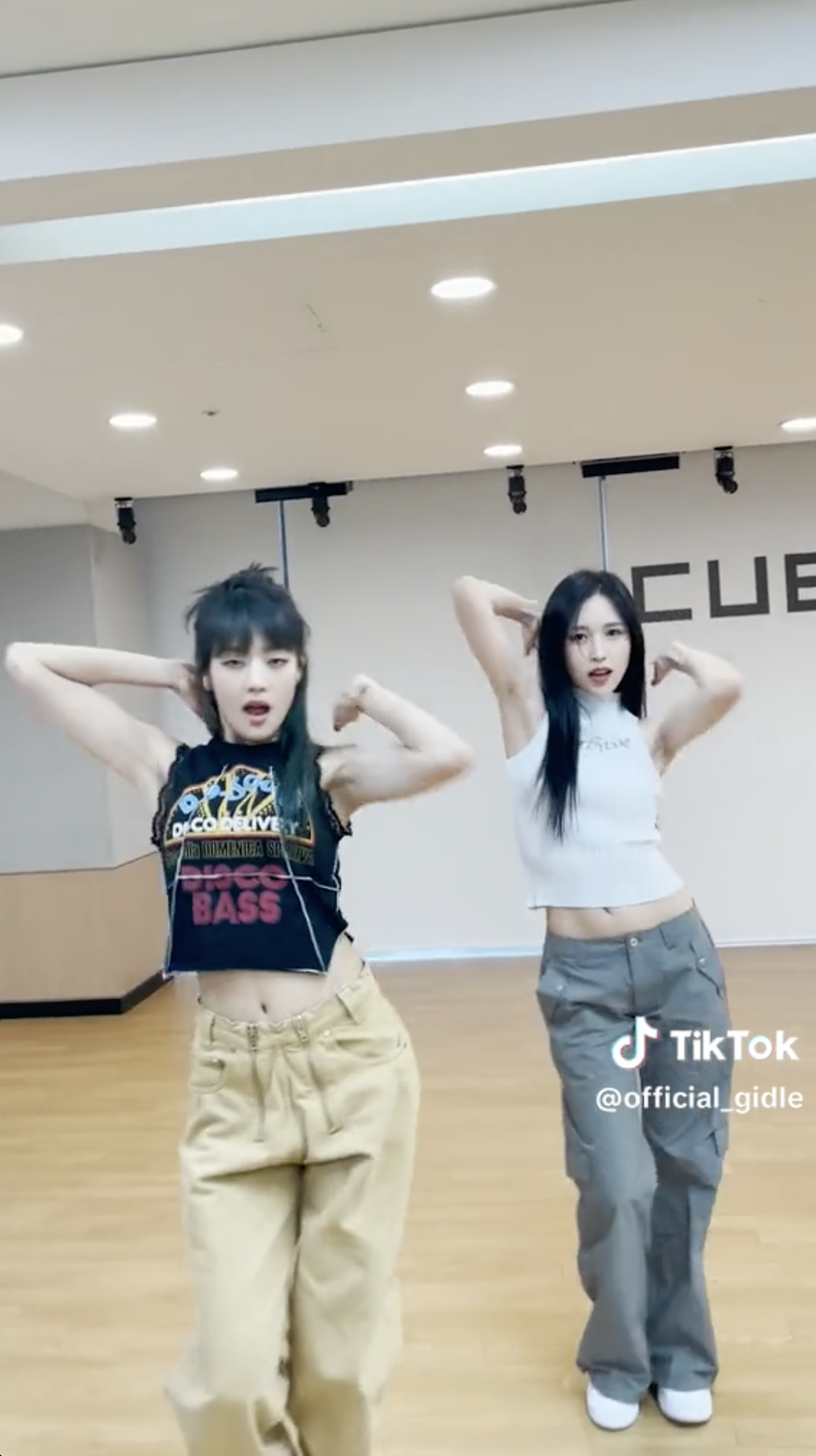 Minnie（左）和Mina跳同樣舞步有不同風情。（截圖自(G)I-DLE TikTok）