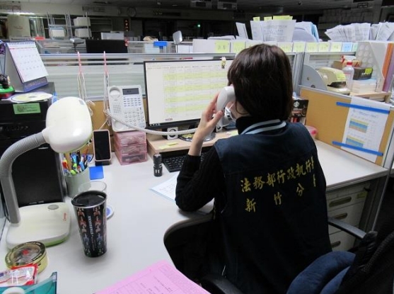 新竹分署與義務人談判。（示意圖，法務部行政執行署新竹分署提供）