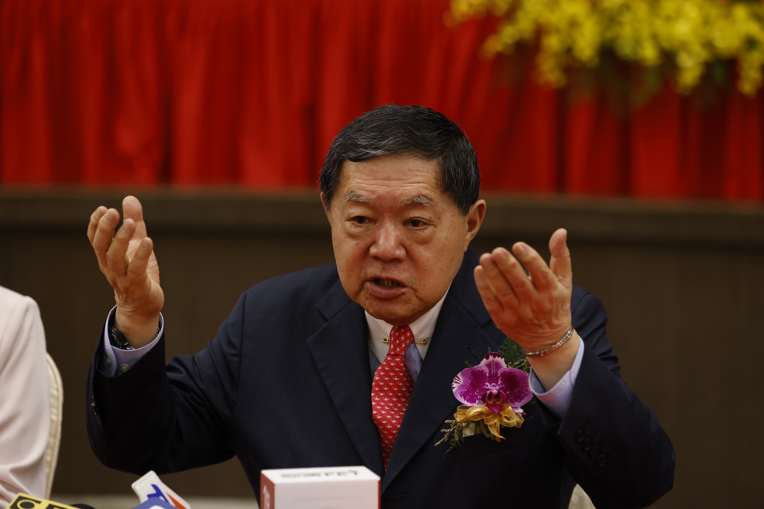 徐旭東出席遠傳股東會，看好遠傳、亞太電信合併案通過。