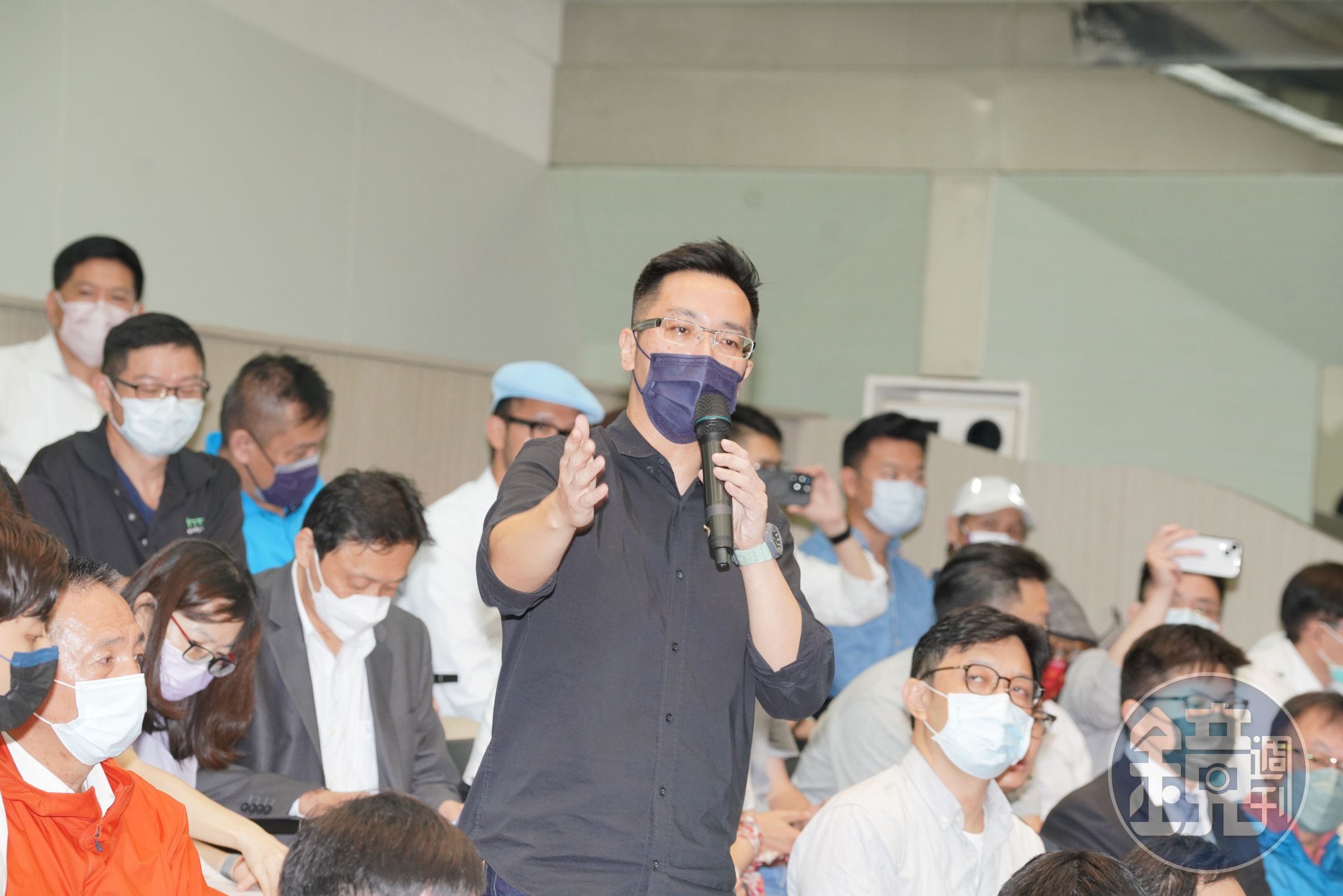 今日會議過程中，有股東表示：「龍邦陣營恐違反《企併法》。」