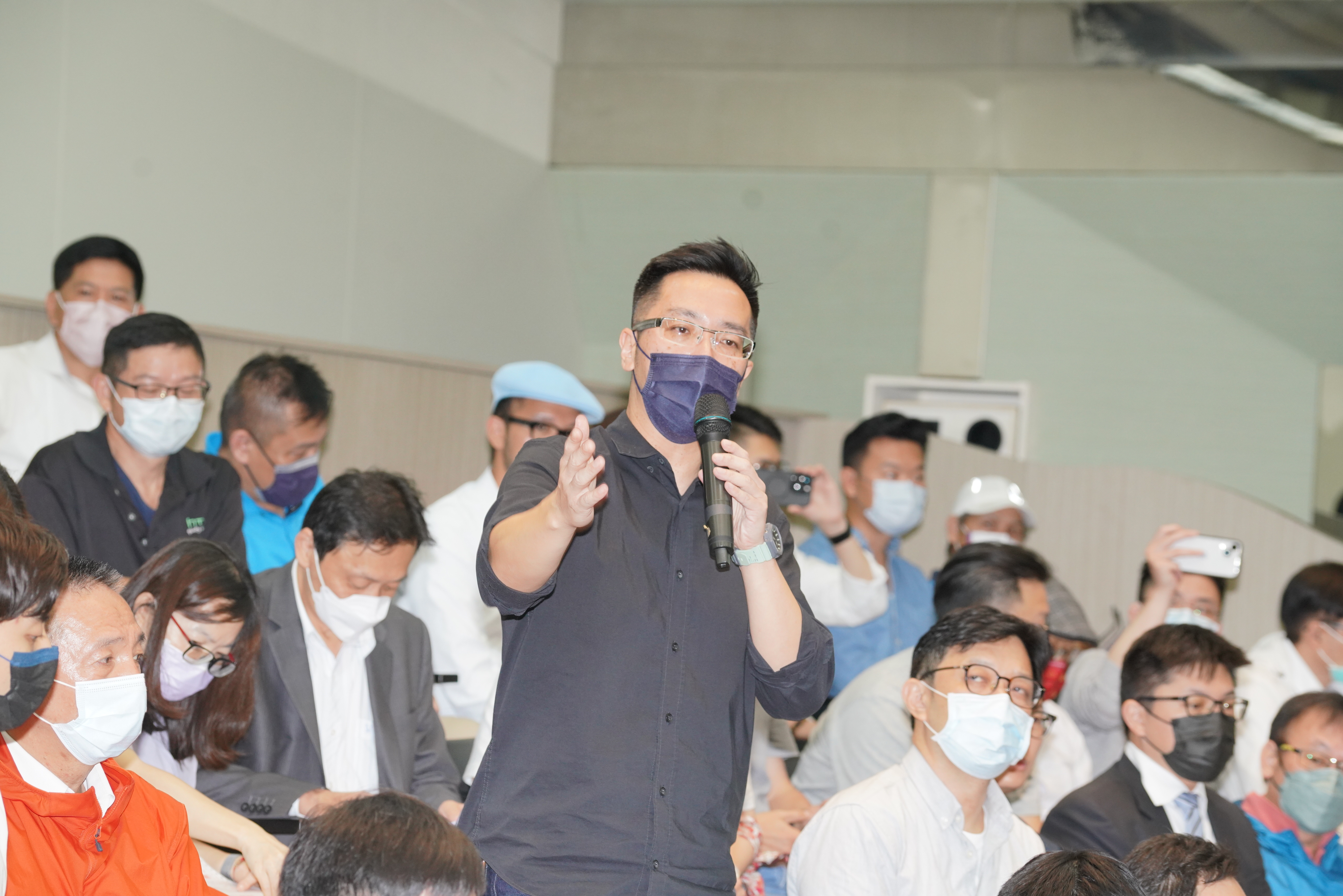 今日會議過程中,有股東表示:「龍邦陣營恐違反《企併法》。」