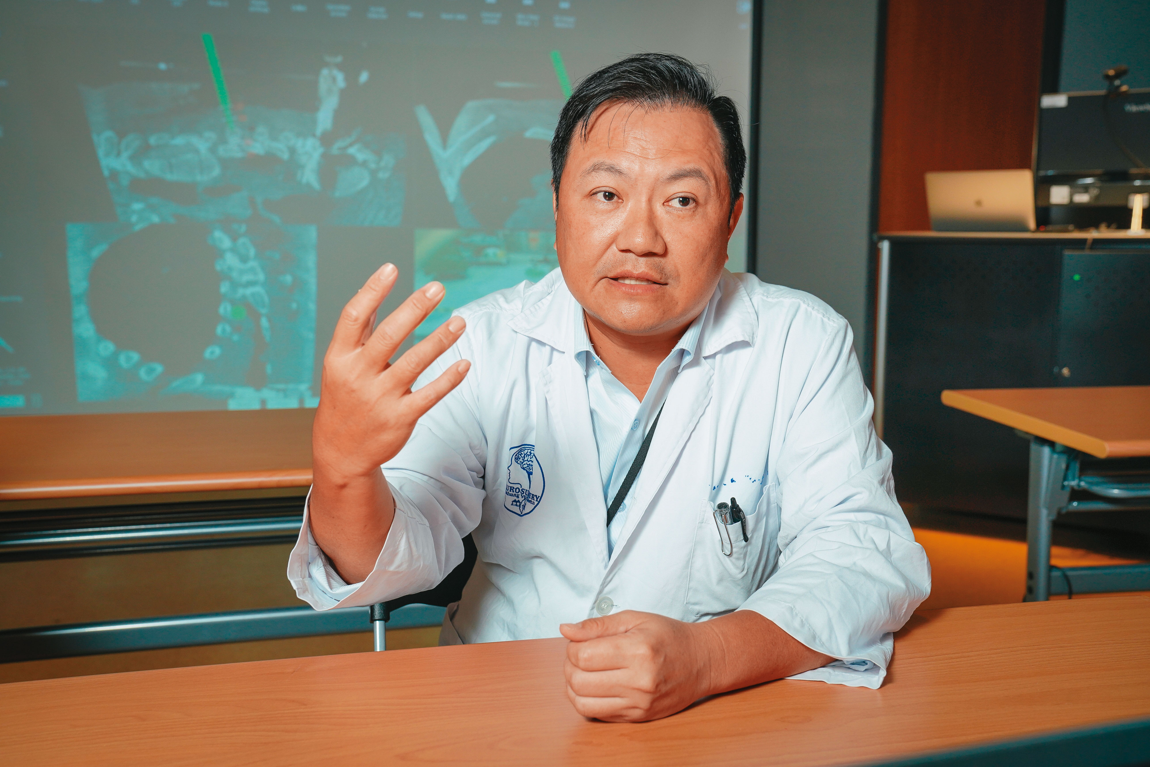 台中榮總神經外科主任楊孟寅以實際執刀的經驗表示，AR讓醫師彷彿有一雙透視眼。