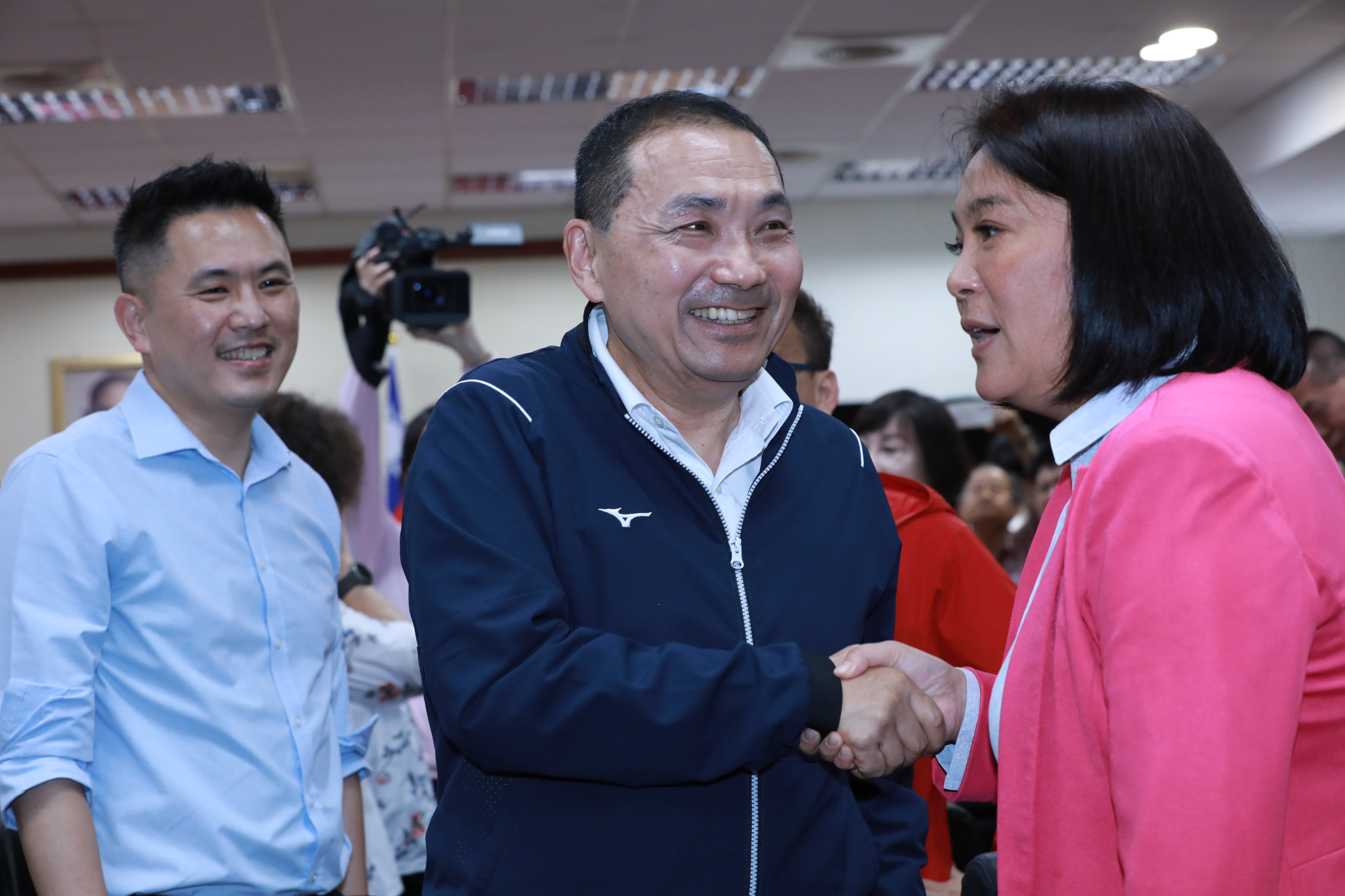 侯友宜拜會國民黨團也與挺郭派立委陳玉珍握手，後續揭「我也是從福建過來的，所以是同文同種」。