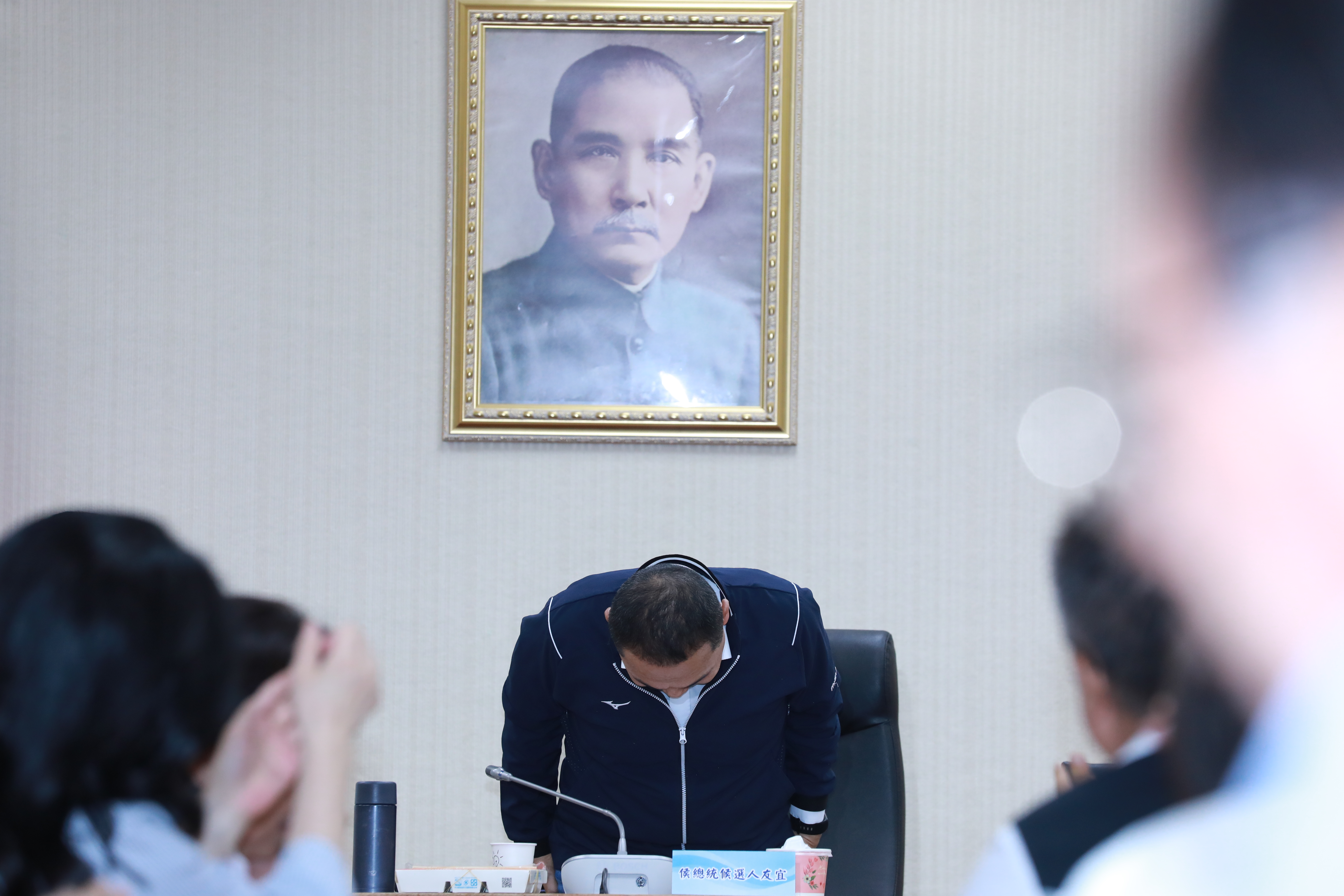 侯友宜於致詞時一共三次向在場的國民黨立委鞠躬致謝。