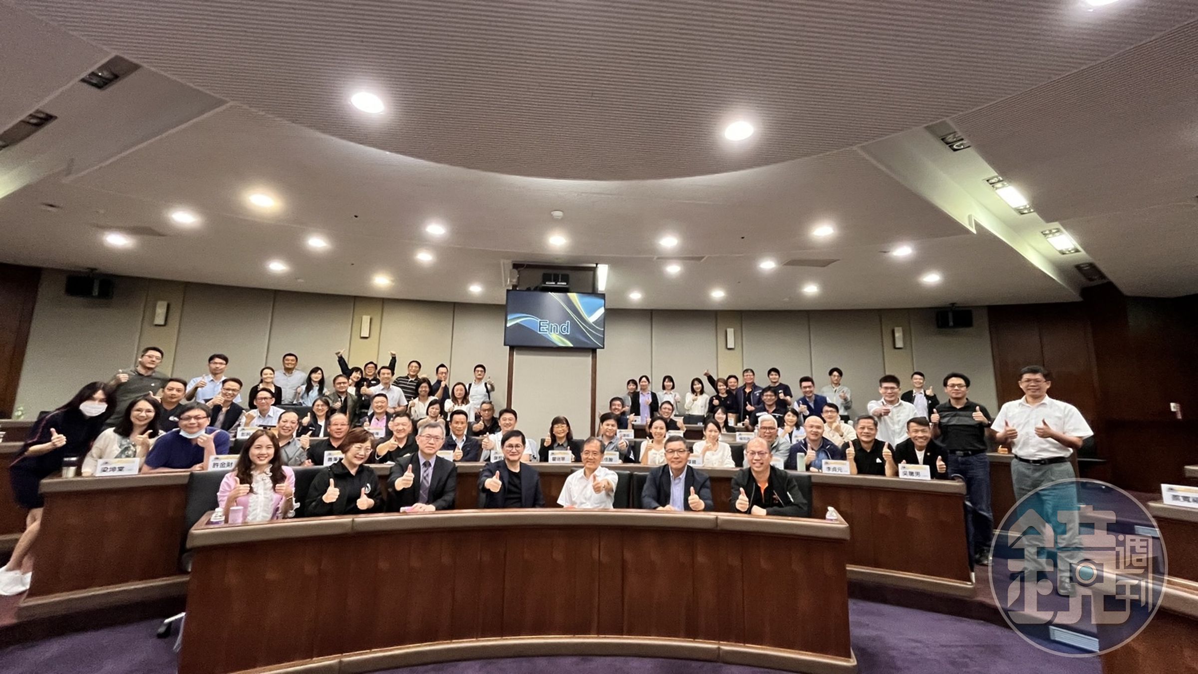 童子賢接受同學提問並在會後與清大科管院在職專班同學合影。(清大科管院提供)