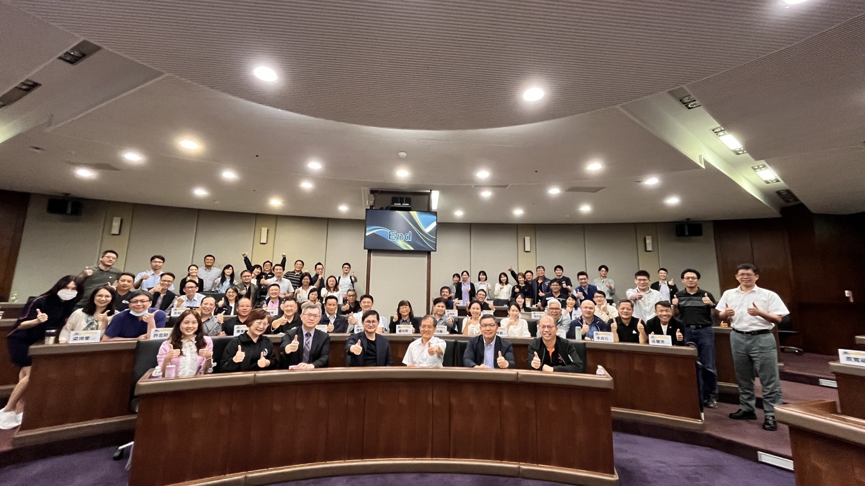 童子賢接受同學提問並在會後與清大科管院在職專班同學合影。(清大科管院提供)