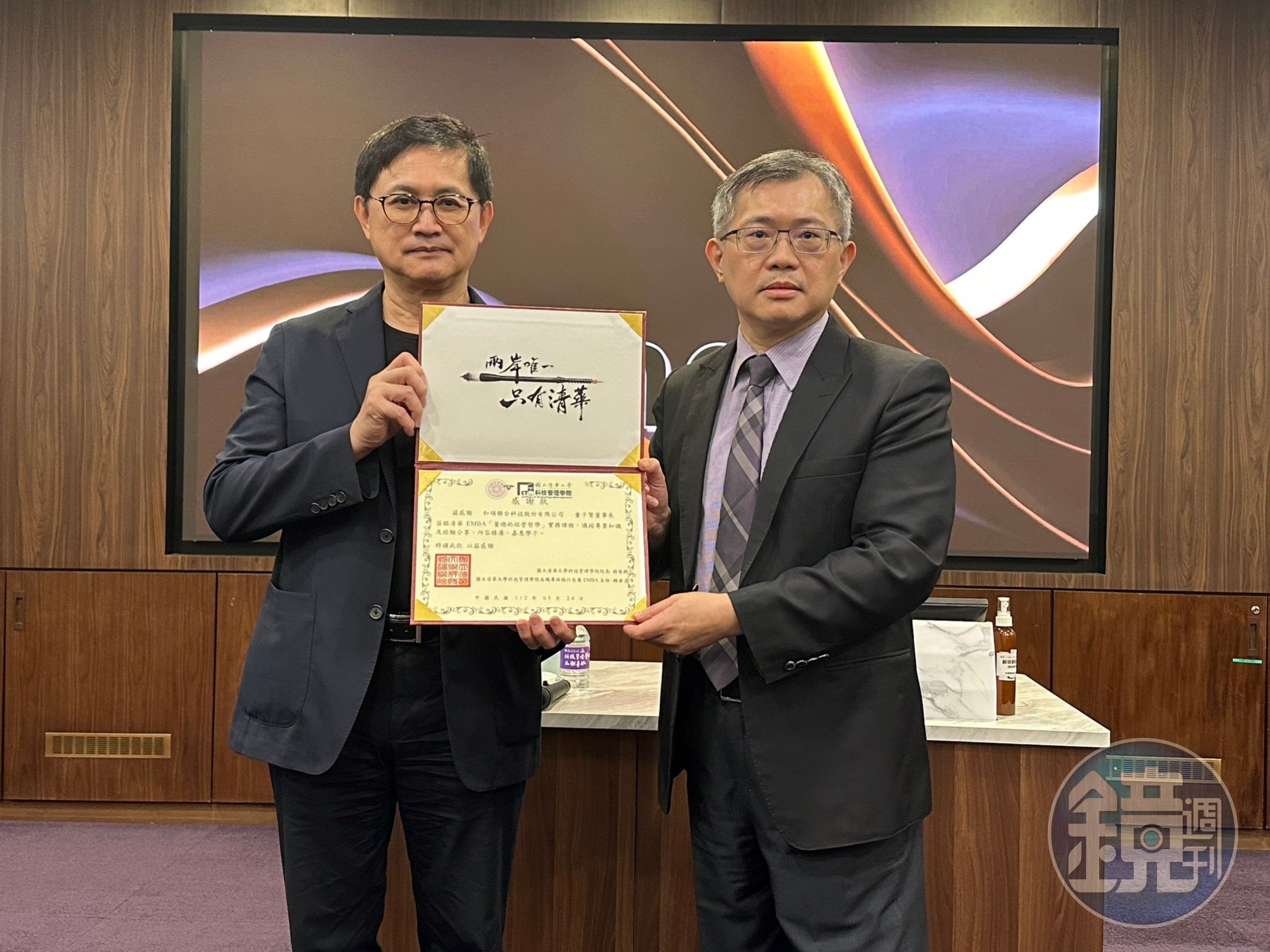 和碩聯合科技公司董事長童子賢(左)接受清大科管院長林哲群(右)邀請,到清大分享經驗。(清大科管院提供)