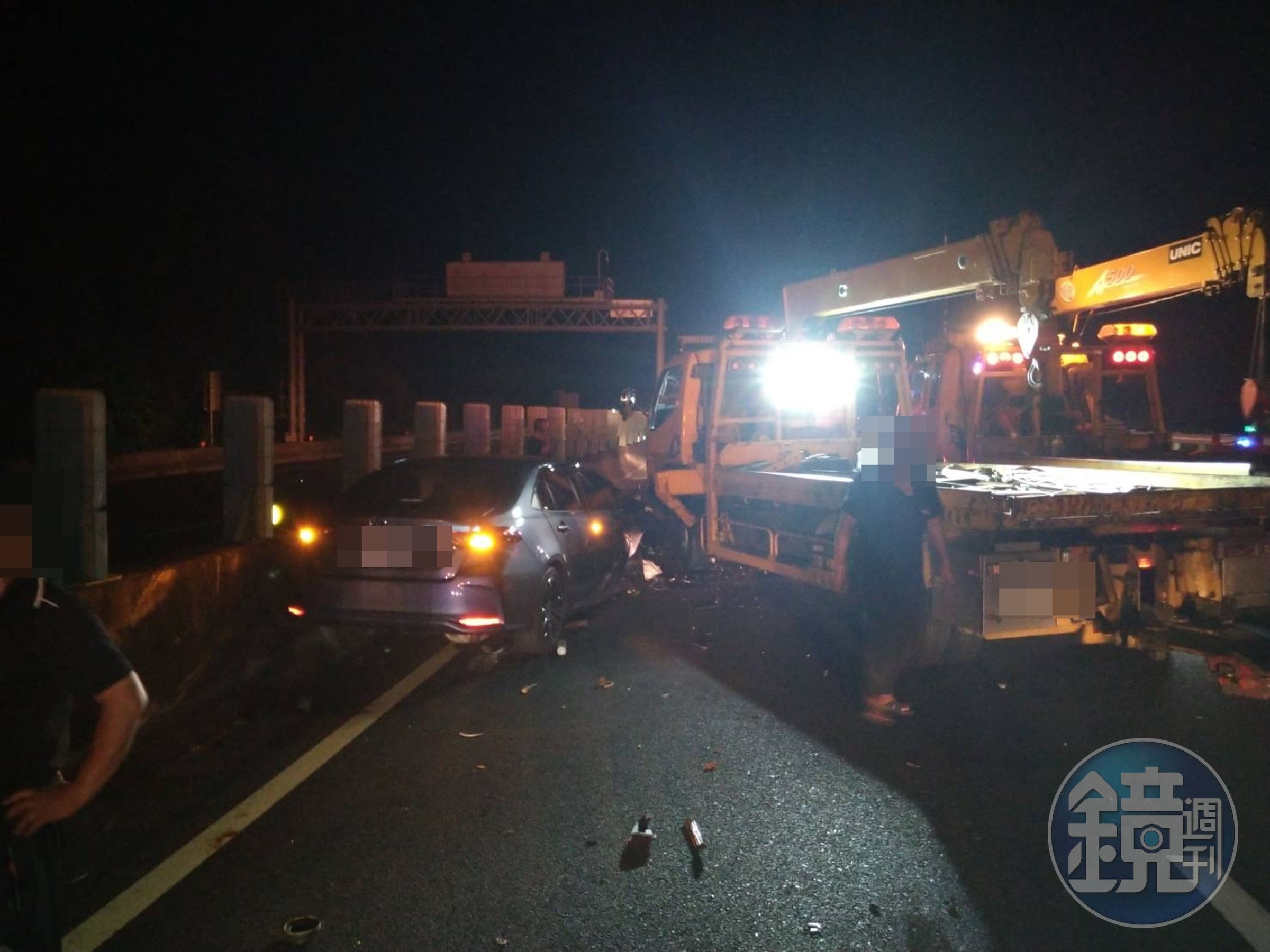 徐男轎車撞上前方處理事故的拖吊車,造成3人受傷。(警方提供)