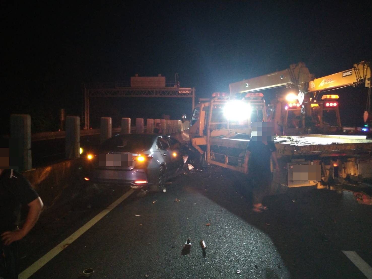 徐男轎車撞上前方處理事故的拖吊車，造成3人受傷。（警方提供）