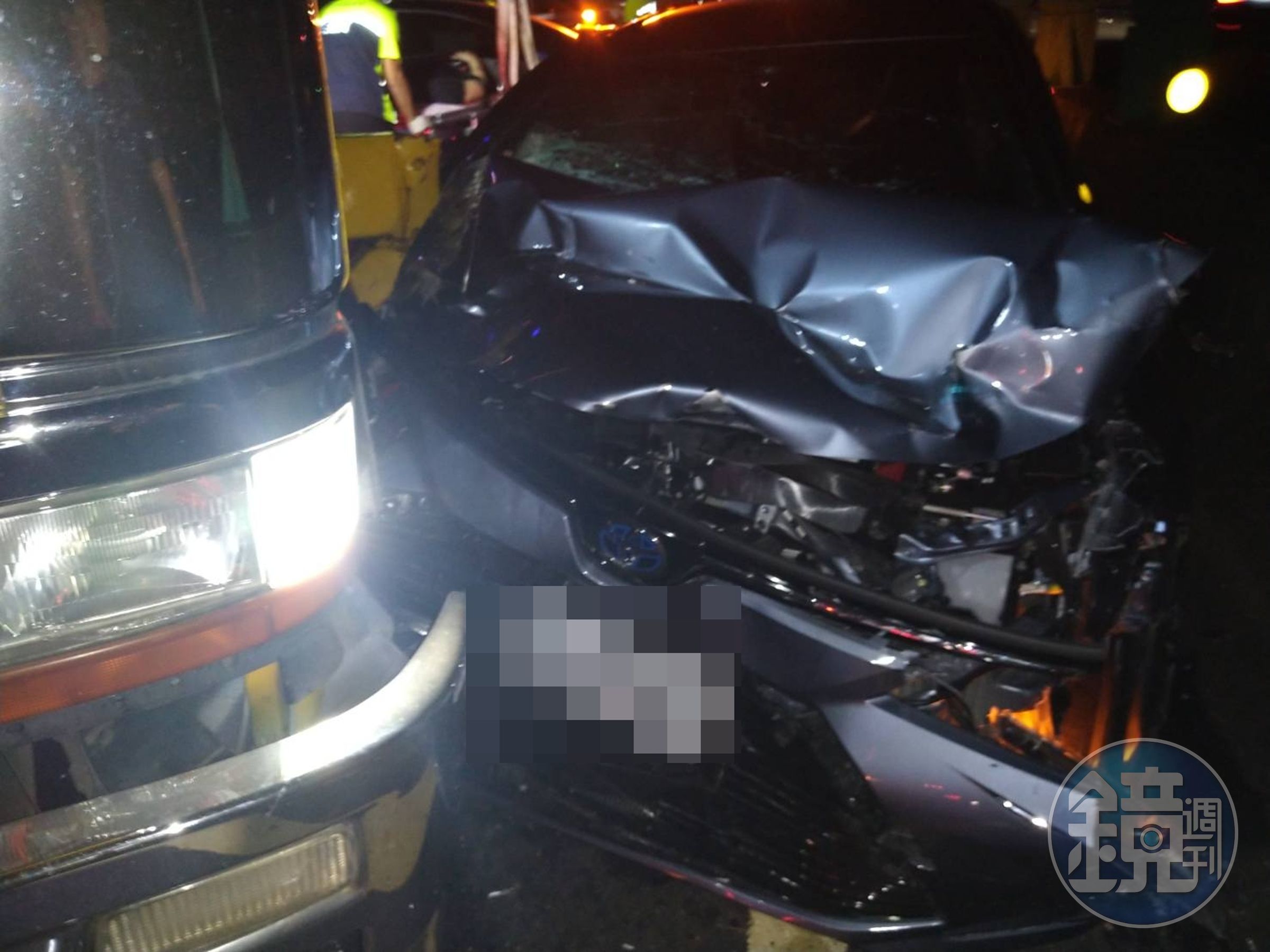 徐男轎車車頭半毀,現場零件四散。(警方提供)