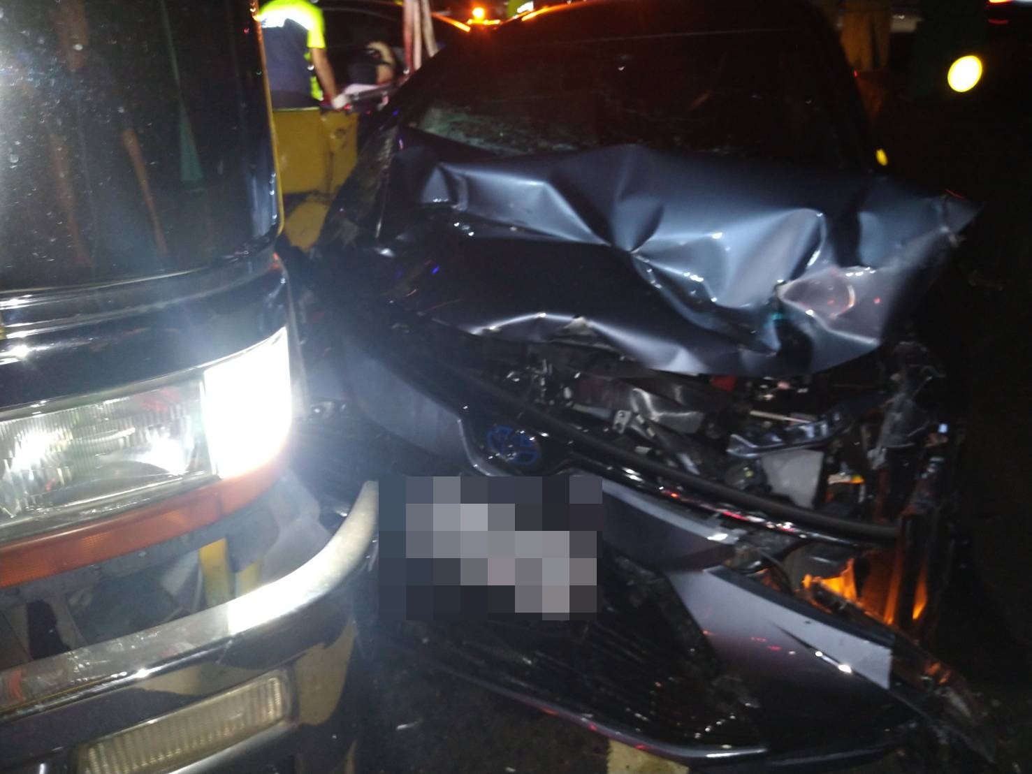 徐男轎車車頭半毀，現場零件四散。（警方提供）