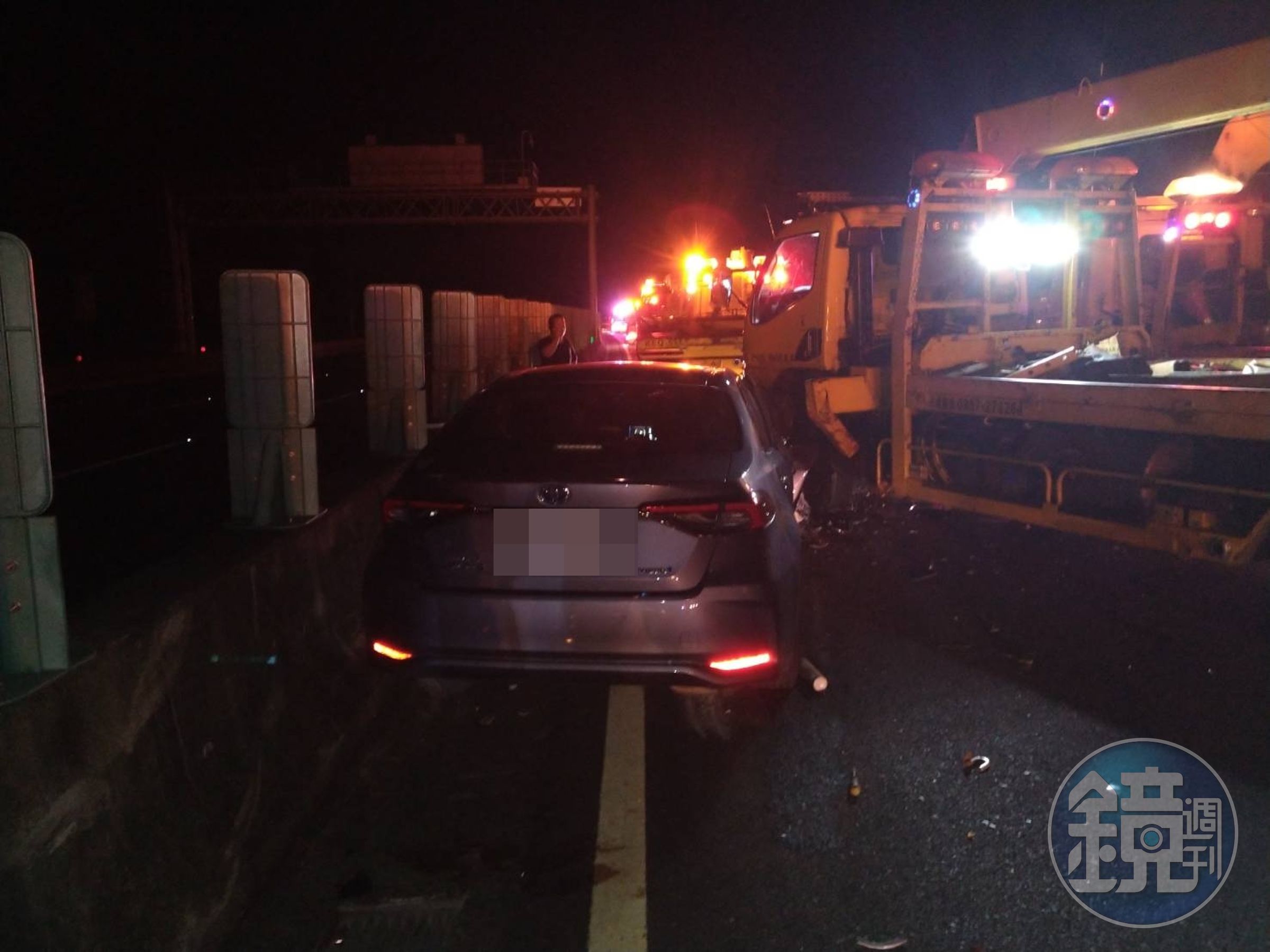 拖吊車司機及2名發生事故的駕駛人因追撞事故受傷送醫。(警方提供)