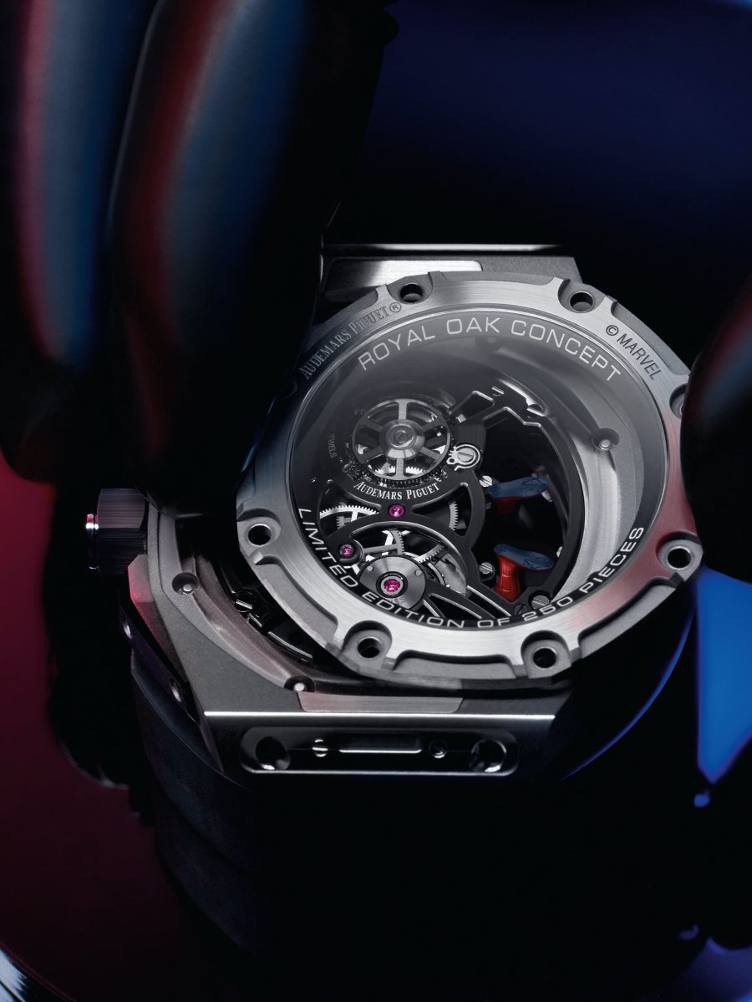 Royal Oak Concept皇家橡樹概念系列「蜘蛛人」陀飛輪腕錶，在扁平的錶殼空間內，做出這種立體雕塑的透視效果。