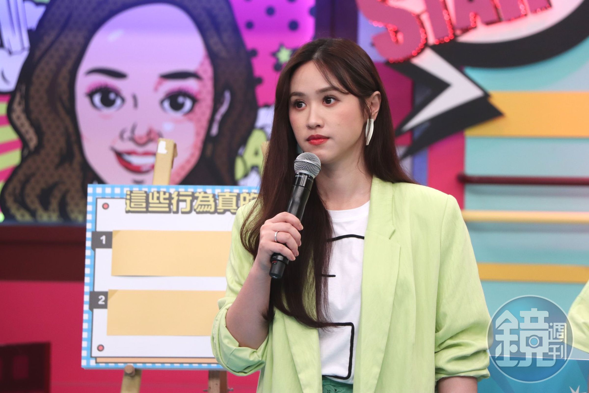 Sandy錄影自曝在飛機上遇過小孩吵鬧行為。(中天提供)