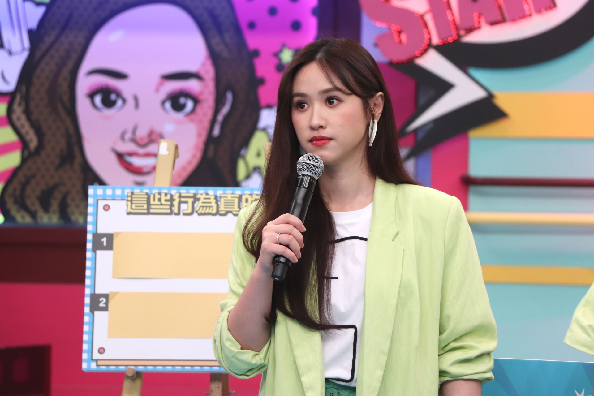 Sandy錄影自曝在飛機上遇過小孩吵鬧行為。（中天提供）