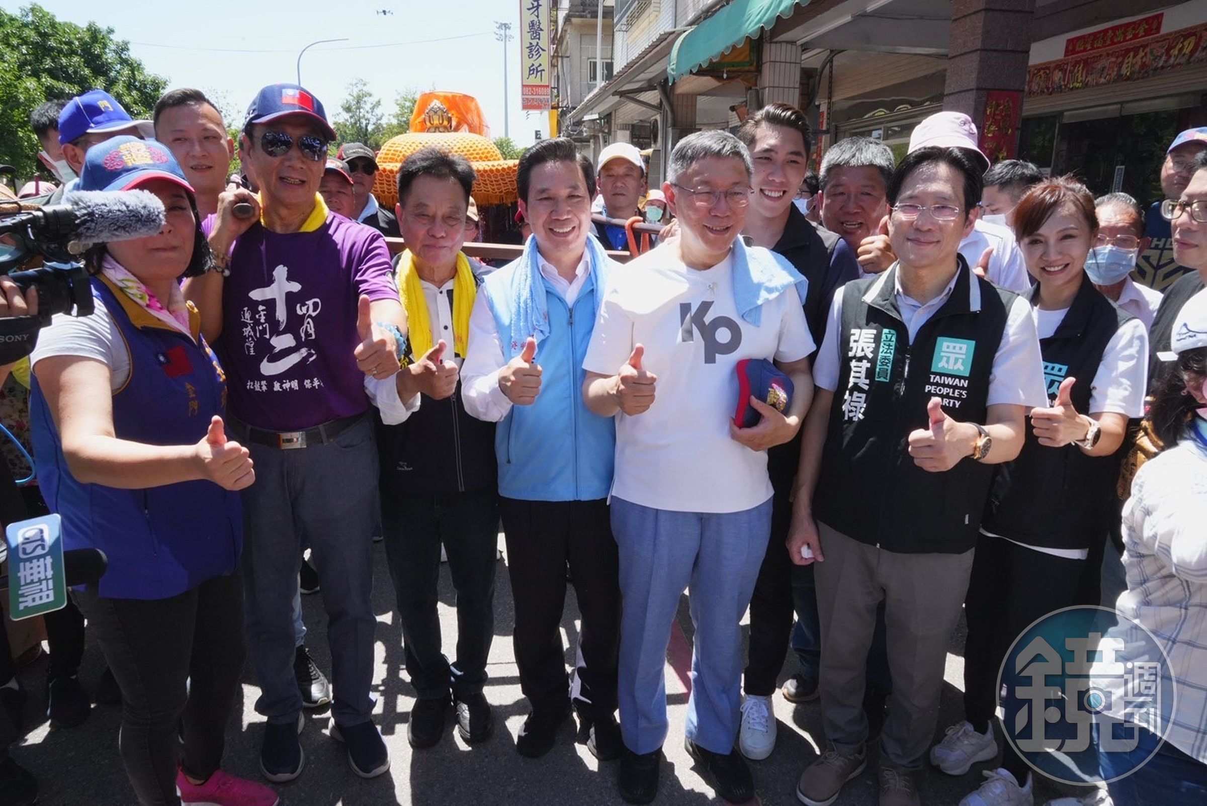 金門縣議長洪允典（左三）因表態挺郭台銘（左二），遭國民黨提醒審慎發言，今天受訪直接開嗆。（民眾黨提供）