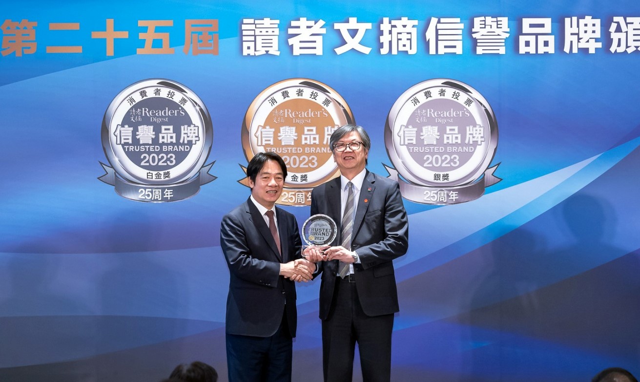 信義房屋副總經理蘇守仁（右）從副總統賴清德手上接下讀者文摘信譽品牌白金獎殊榮。（信義房屋提供）