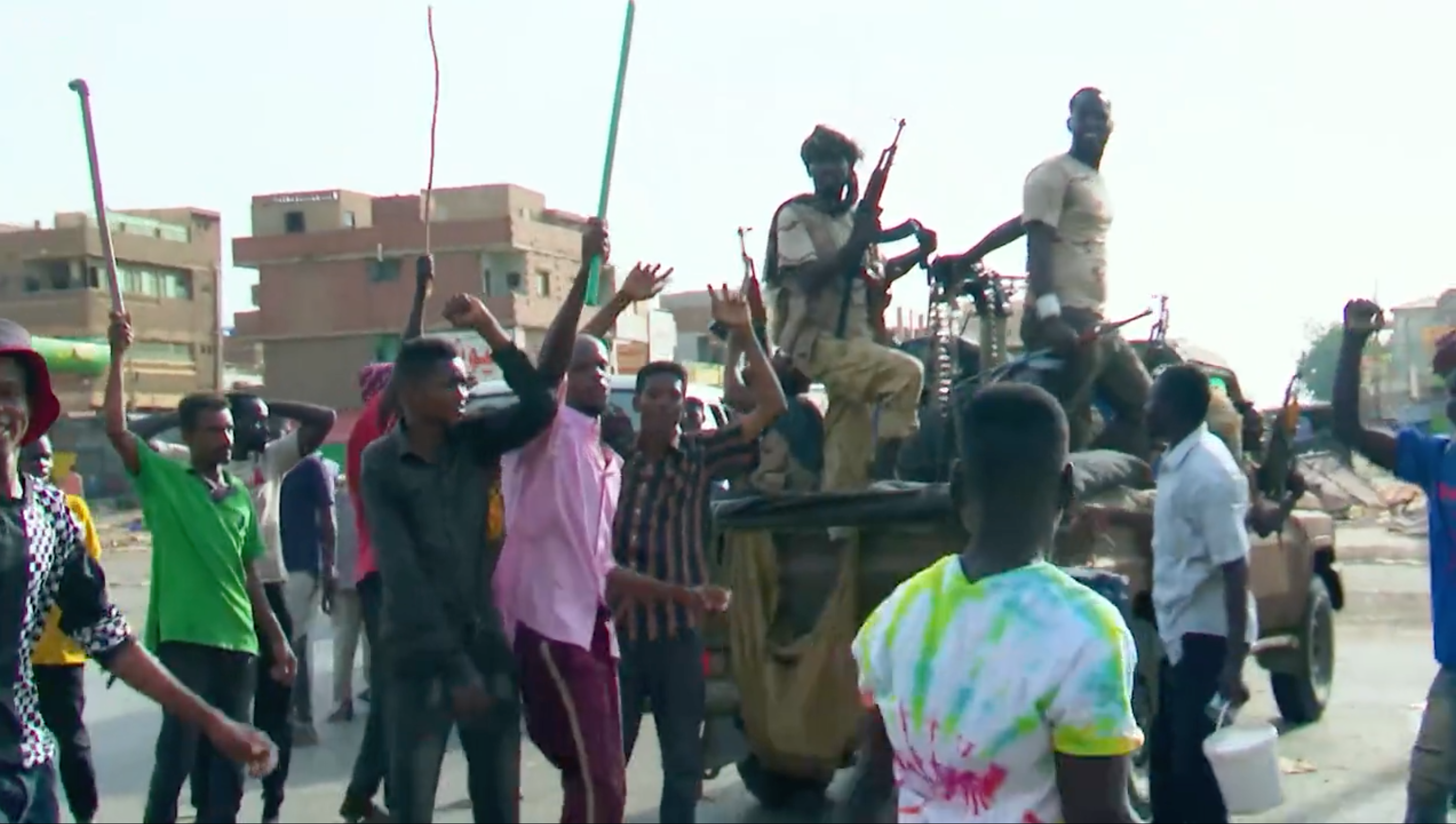 蘇丹近日爆發內戰，儘管數度宣稱停火，但雙方仍一直違規。圖為RSF上傳影片稱對首都喀土穆民眾進行人道救援。（翻攝自@RSFSudan Twitter）