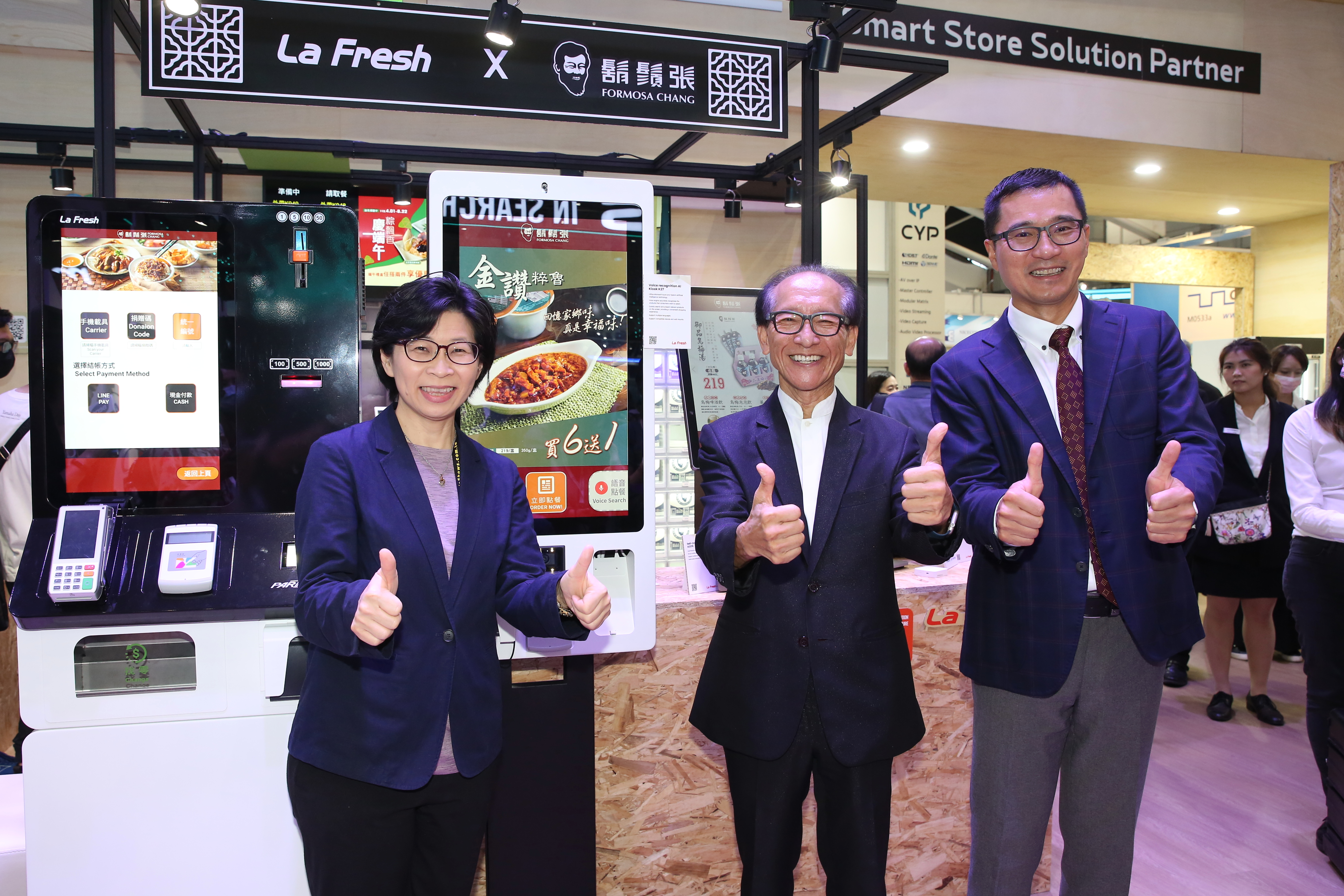 鬍鬚張在明基佳世達集團旗下的益欣資訊、拍檔科技等公司的支持下，正展開一場門市資訊化與AI化的革命。左起為益欣執行長康惠媚、鬍鬚張會長張永昌、拍檔科技總經理王保鋅。