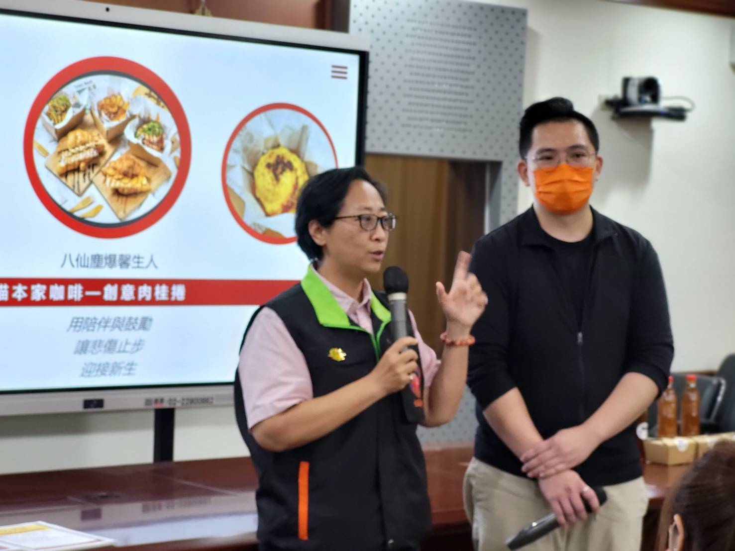 士林分會主任林淑芬(左)獲得衛福部「全國社會工作專業人員績優社工獎」,她不忘推廣八仙塵暴馨生人家庭陳店長(右)自營的「貓本家咖啡館」肉桂捲等產品。
