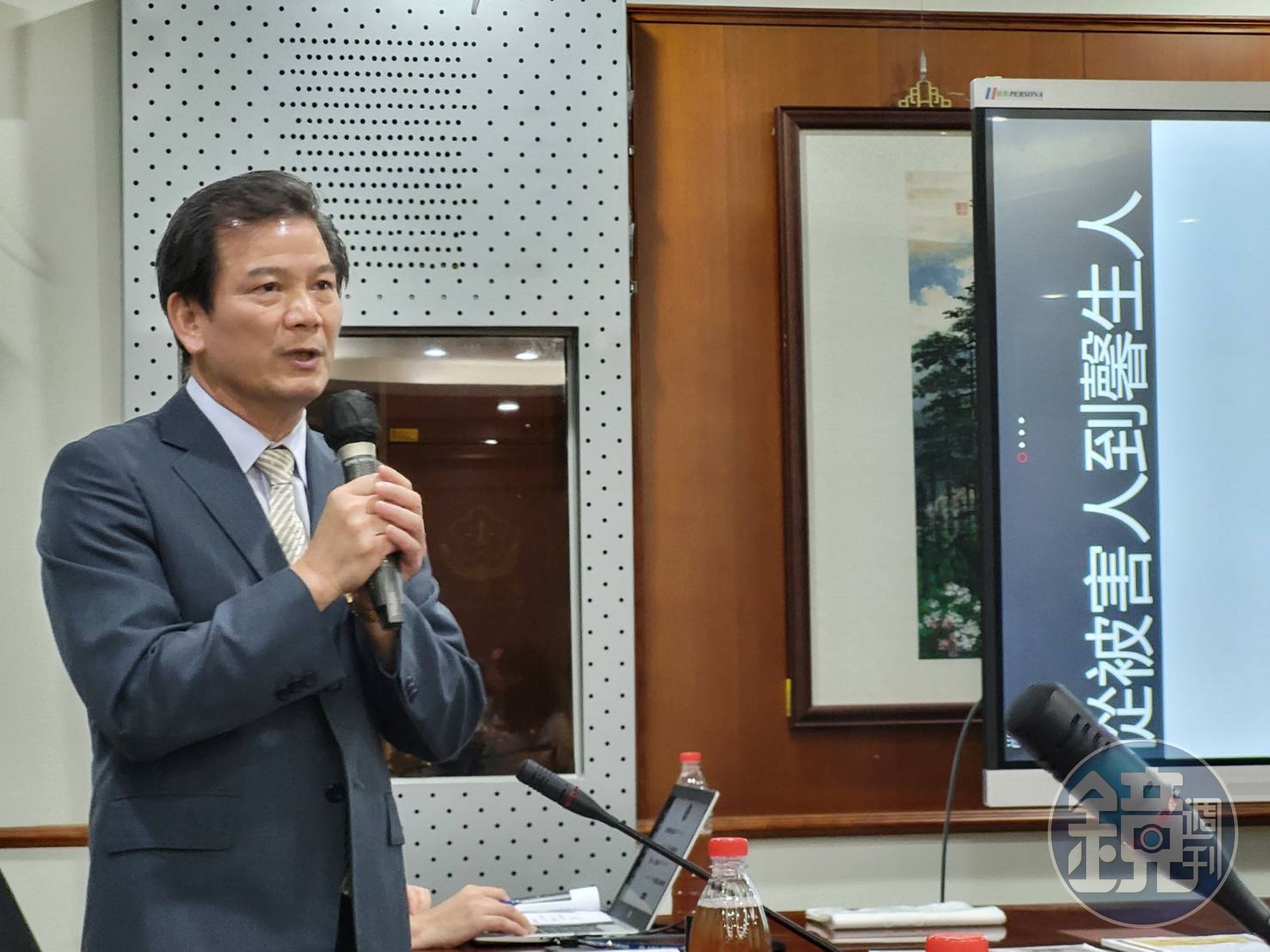 法務部參事林嚞慧說,犯保協會光是在111年就辦理「一路相伴法律協助專案」服務6,866件;辦理「溫馨專案」5,948人次,提供被害人及其家屬心理諮商與輔導;加強「安薪專案」輔導犯罪被害人技訓與就業,輔導591人次。除數據績效外,馨生人對犯保協會服務也持續表達肯定與正向回饋。