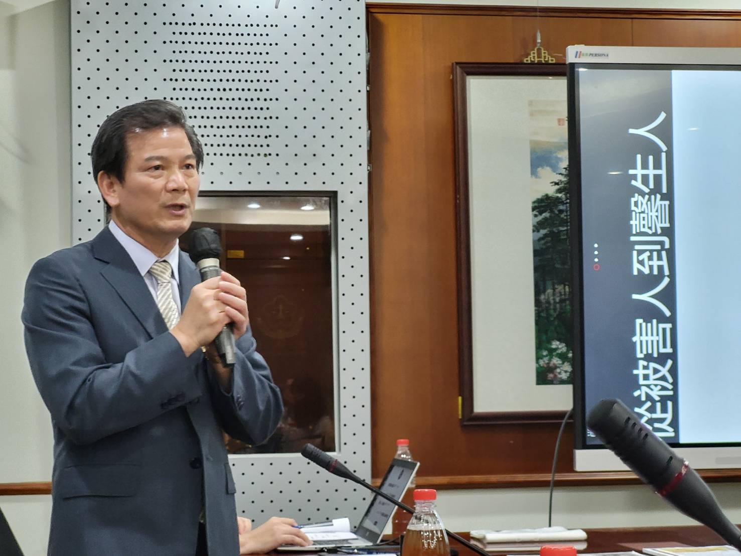 法務部參事林嚞慧說,犯保協會光是在111年就辦理「一路相伴法律協助專案」服務6,866件;辦理「溫馨專案」5,948人次,提供被害人及其家屬心理諮商與輔導;加強「安薪專案」輔導犯罪被害人技訓與就業,輔導591人次。除數據績效外,馨生人對犯保協會服務也持續表達肯定與正向回饋。