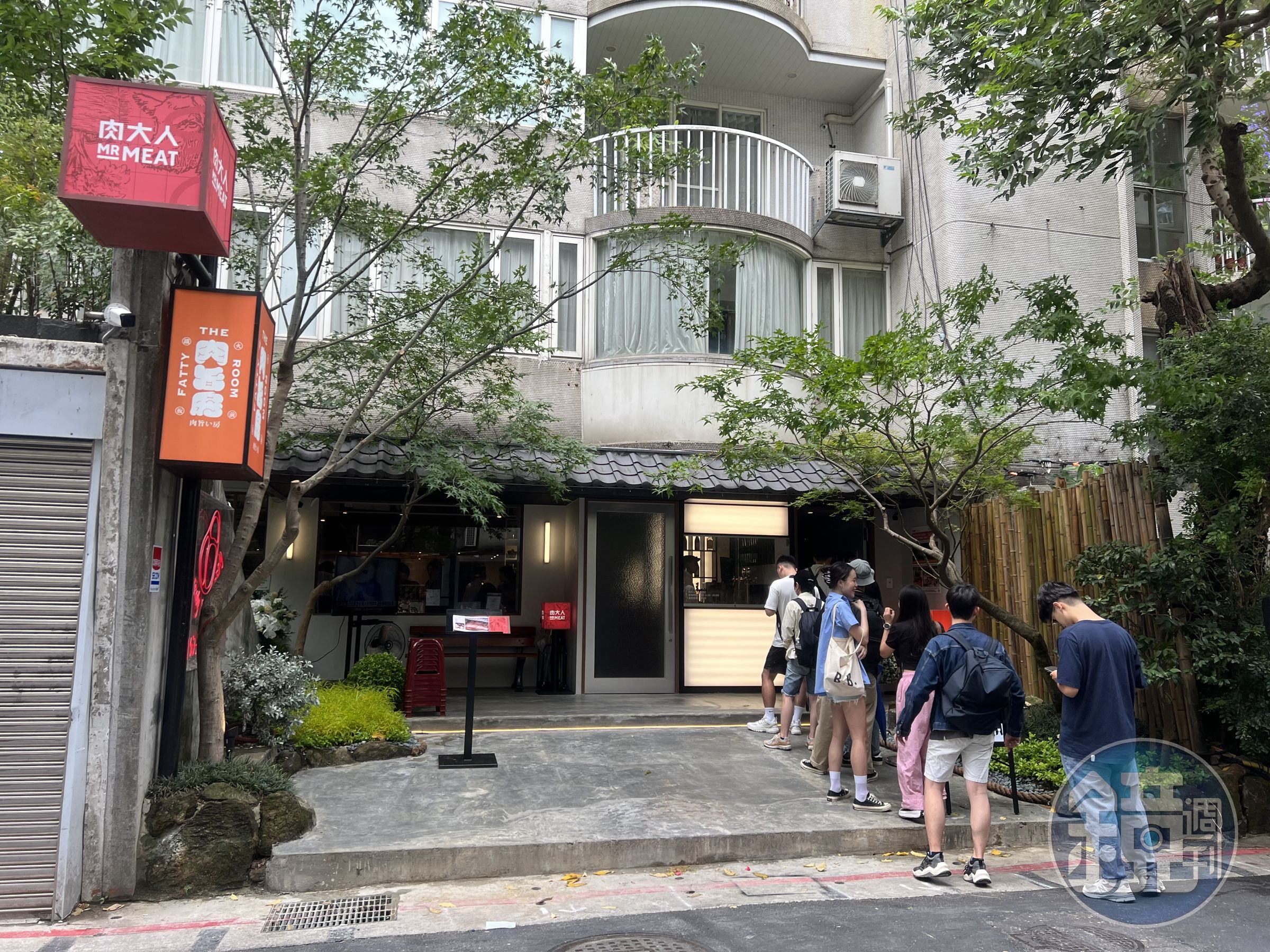 同一個店面分成兩半,除了肉大人,另一半是同集團旗下的漢堡排新品牌「肉旨房」,日前開幕,已經開始大排長龍。