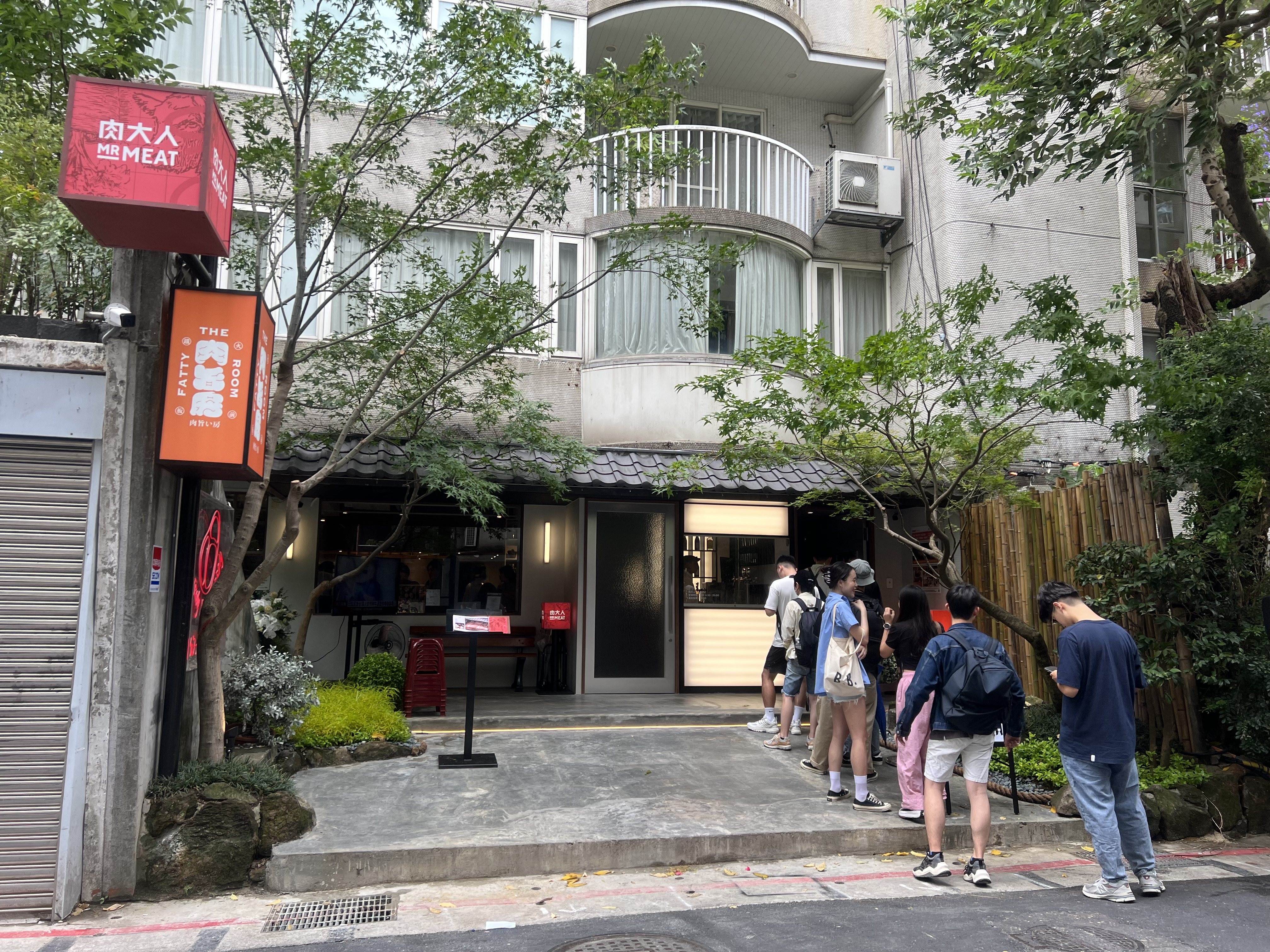同一個店面分成兩半，除了肉大人，另一半是同集團旗下的漢堡排新品牌「肉旨房」，日前開幕，已經開始大排長龍。