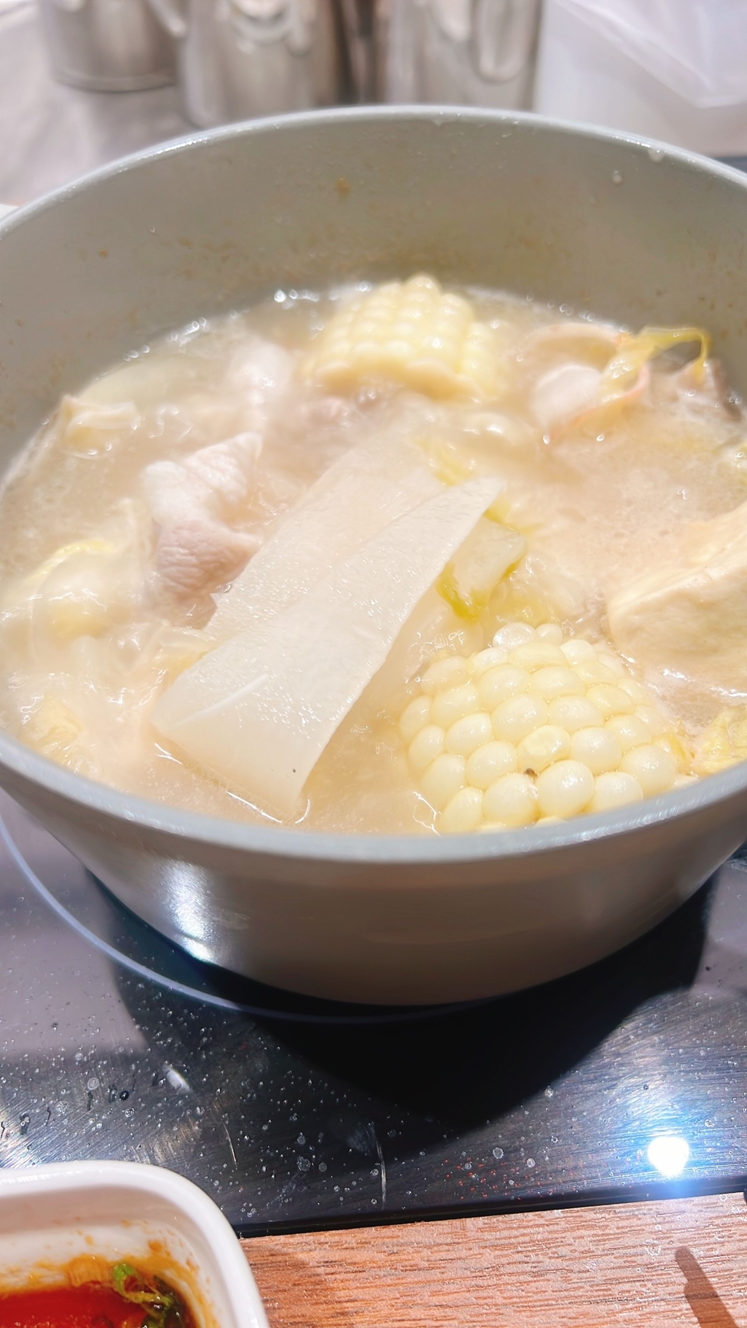 用酸白菜湯煮白蘿蔔片,即使是悶熱夏天也非常開胃。