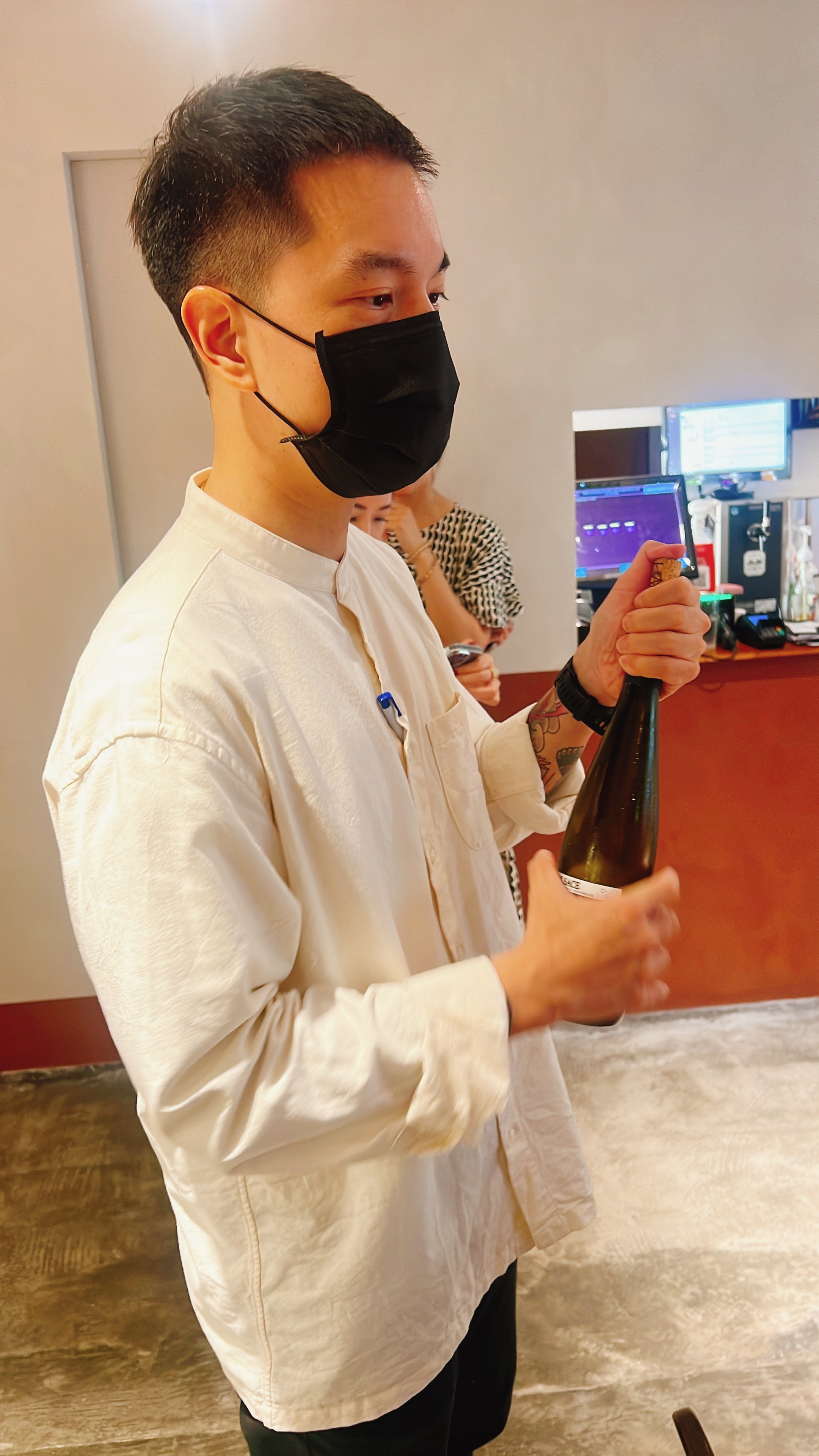 復興空廚營運協理陳冠翰是自然酒擁護者，店裡蒐羅許多自然酒。