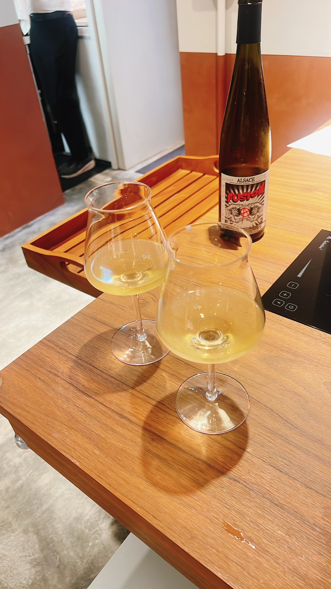 炎熱的夏天來一杯冰涼的自然酒，非常暢快。