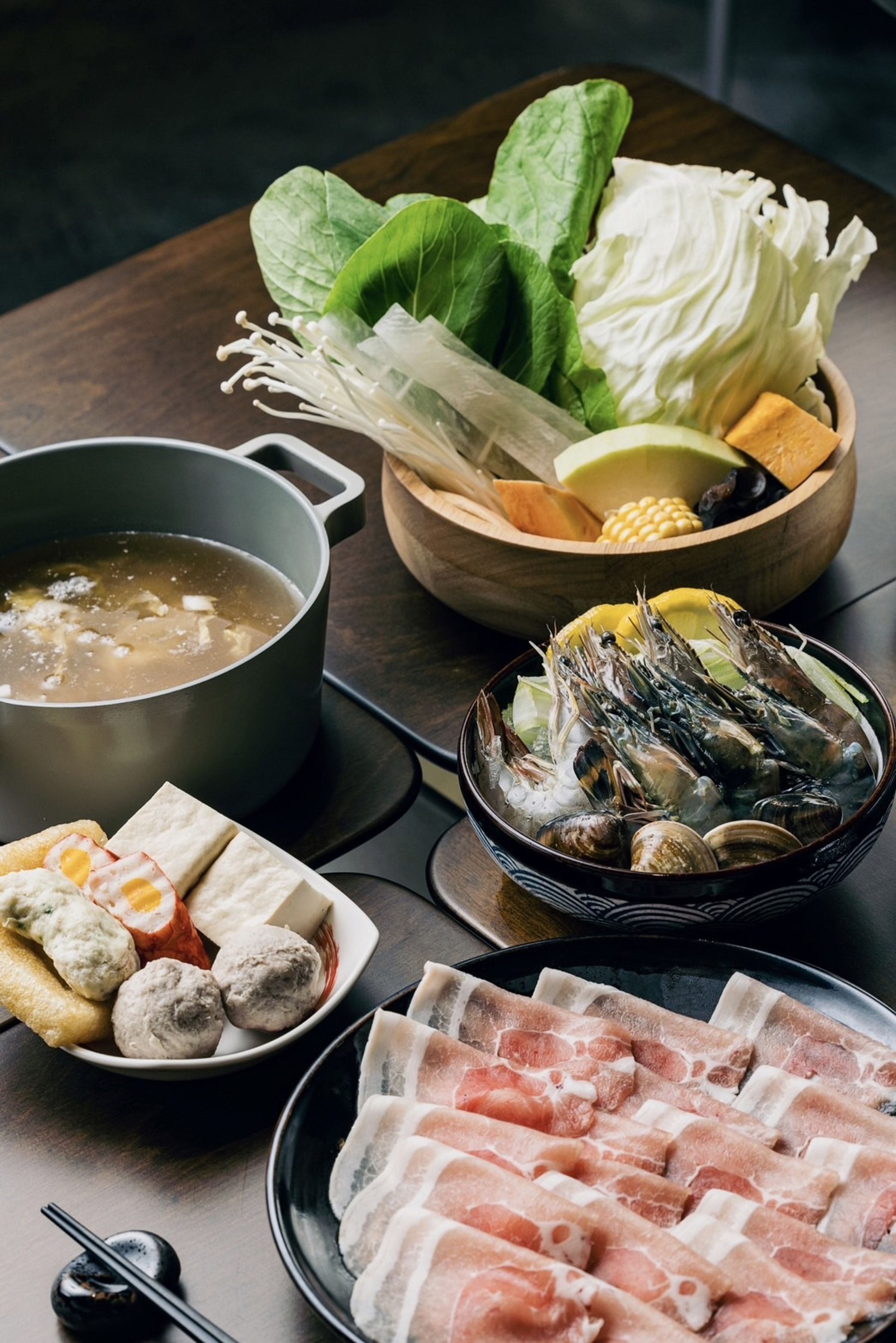酸白菜湯底、究好帶皮豬五花、蝦子蛤蜊拼盤。(肉大人提供)