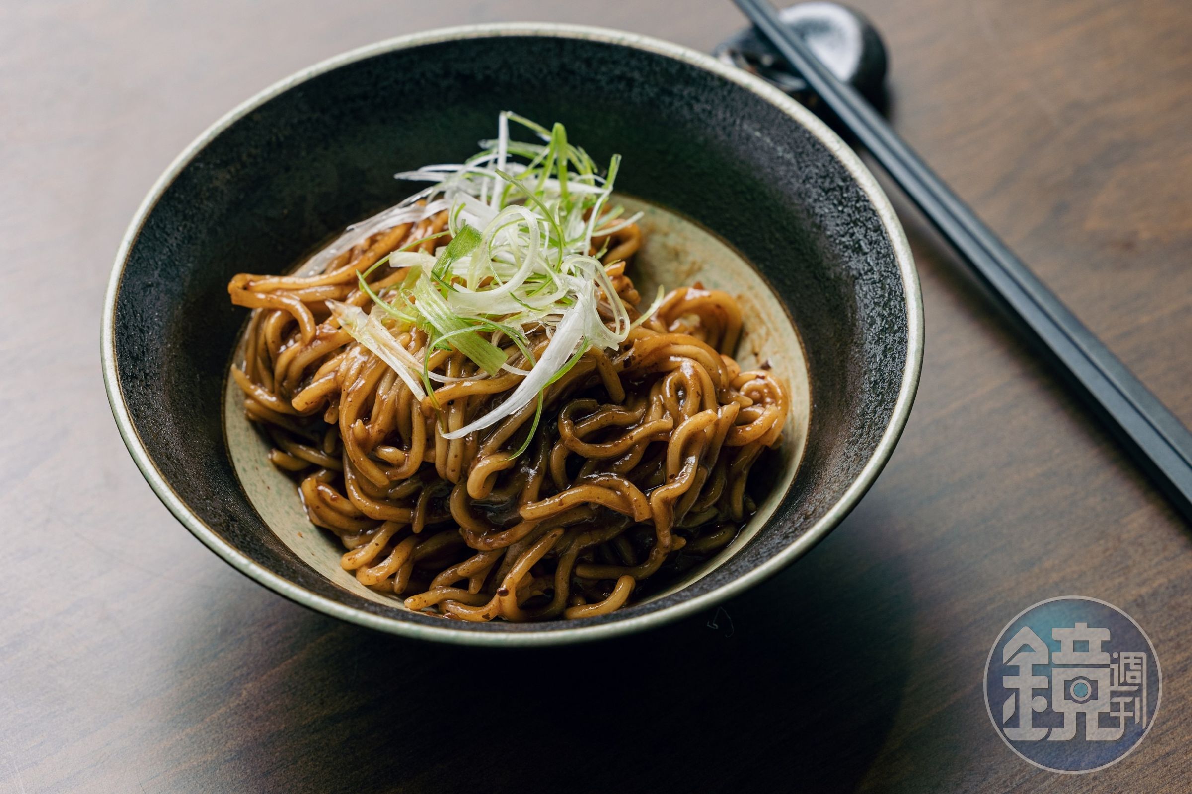 附餐點「老實麻辣麵」需加價30元,但非常值得。(肉大人提供)