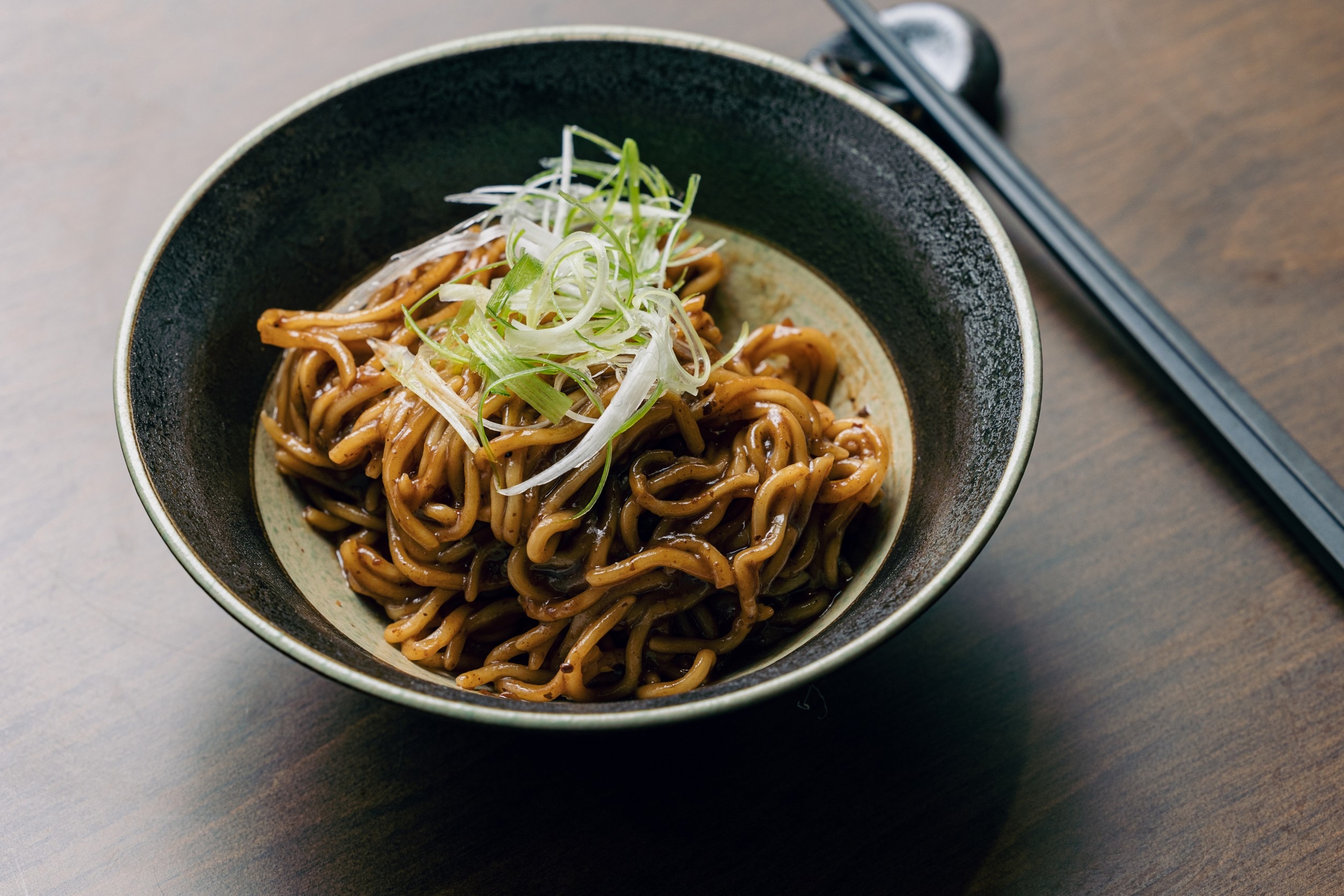 附餐點「老實麻辣麵」需加價30元，但非常值得。（肉大人提供）