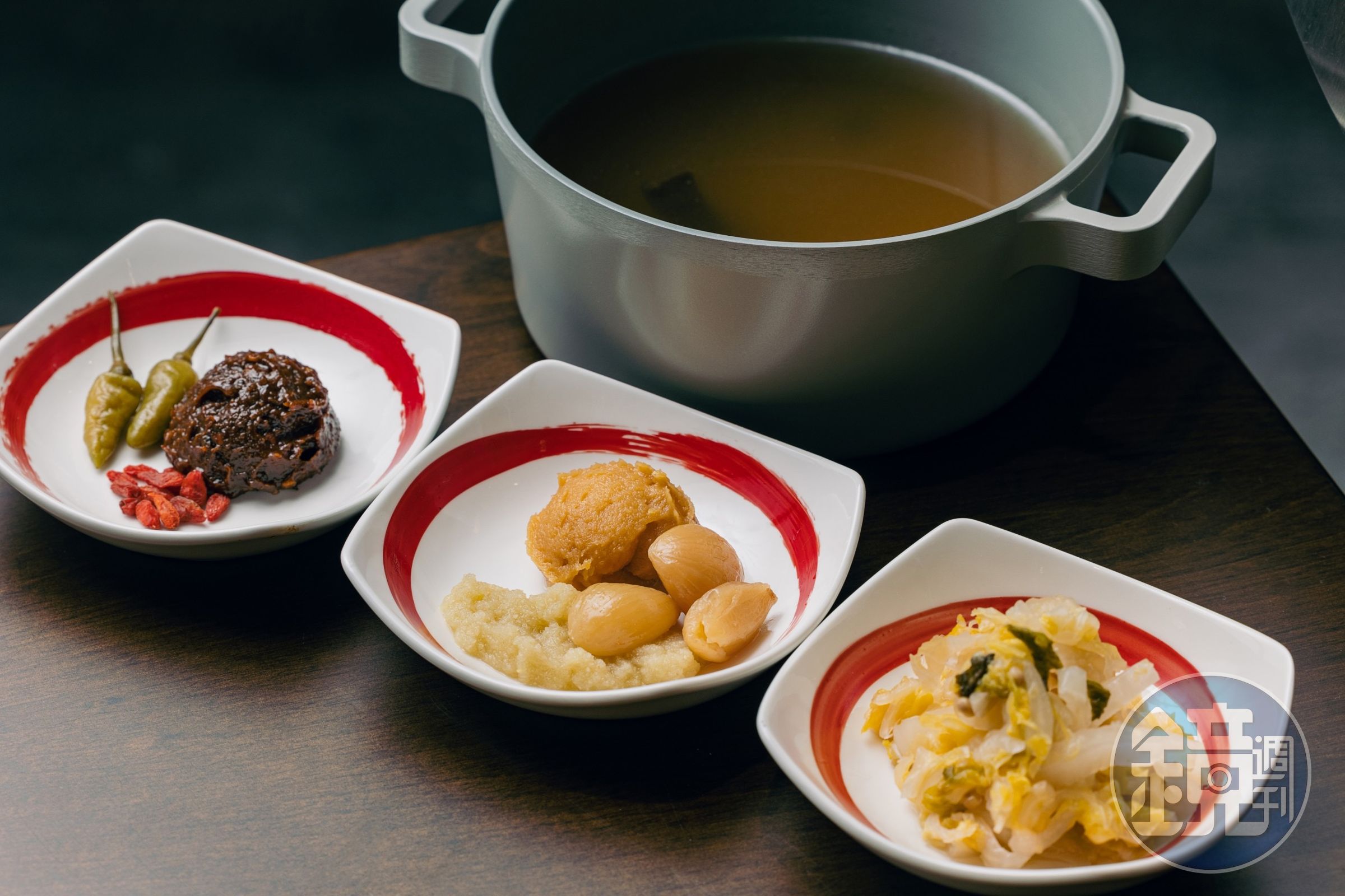肉大人的發酵食材如泡椒麻辣、蒜頭味噌、酸白菜。(肉大人提供)