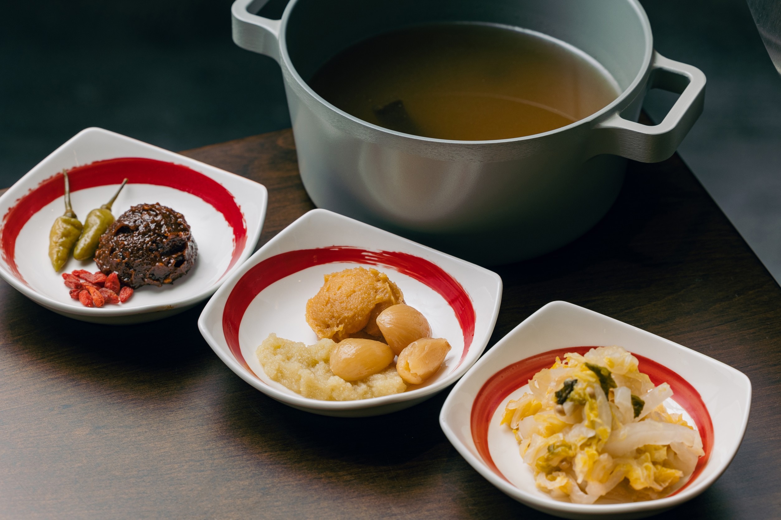 肉大人的發酵食材如泡椒麻辣、蒜頭味噌、酸白菜。（肉大人提供）