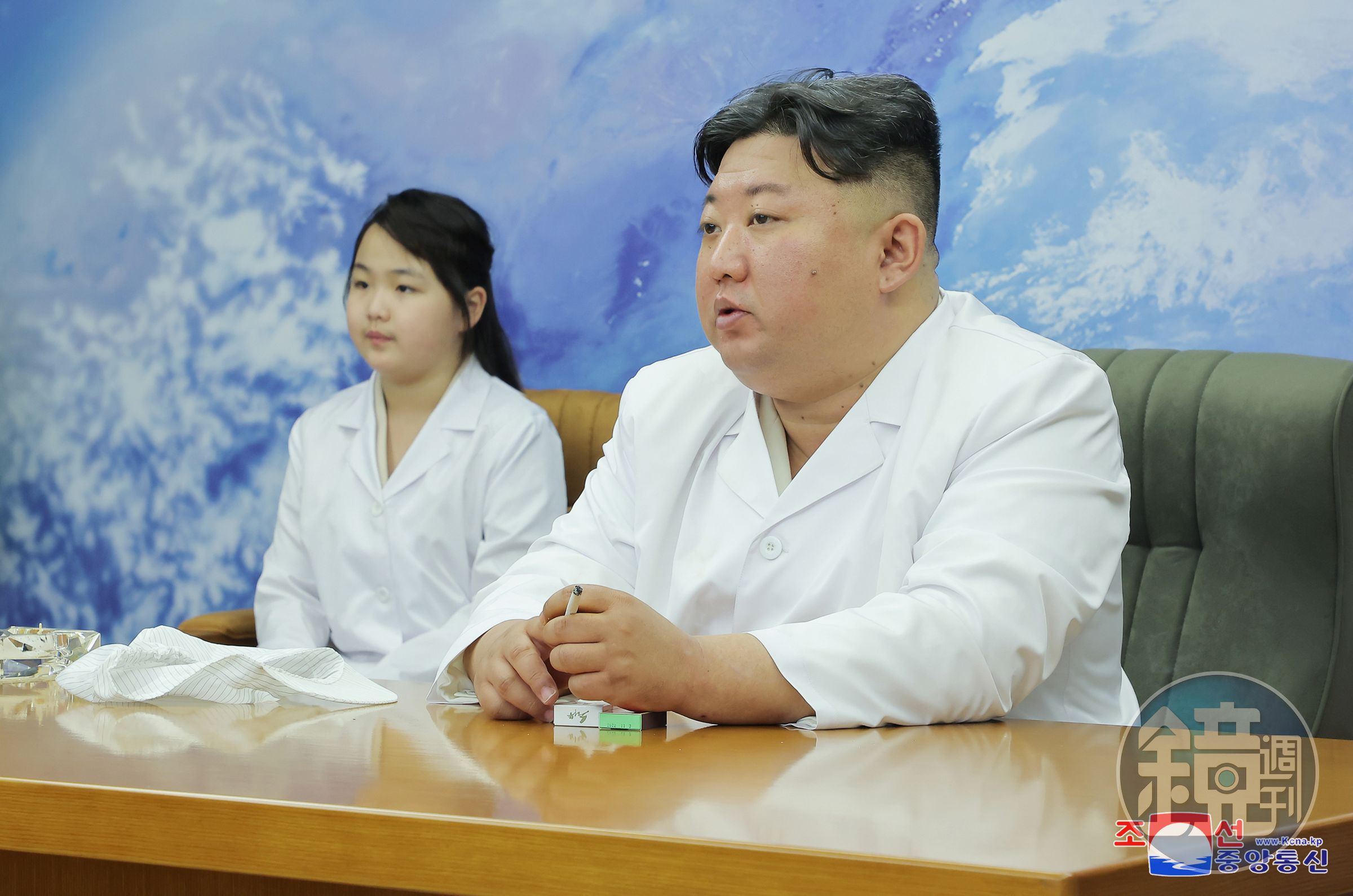 金正恩(右)日前和女兒金主愛(左)出席衛星發射活動,不過被認為面容憔悴,更爆有健康問題。(翻攝自《朝中社》)
