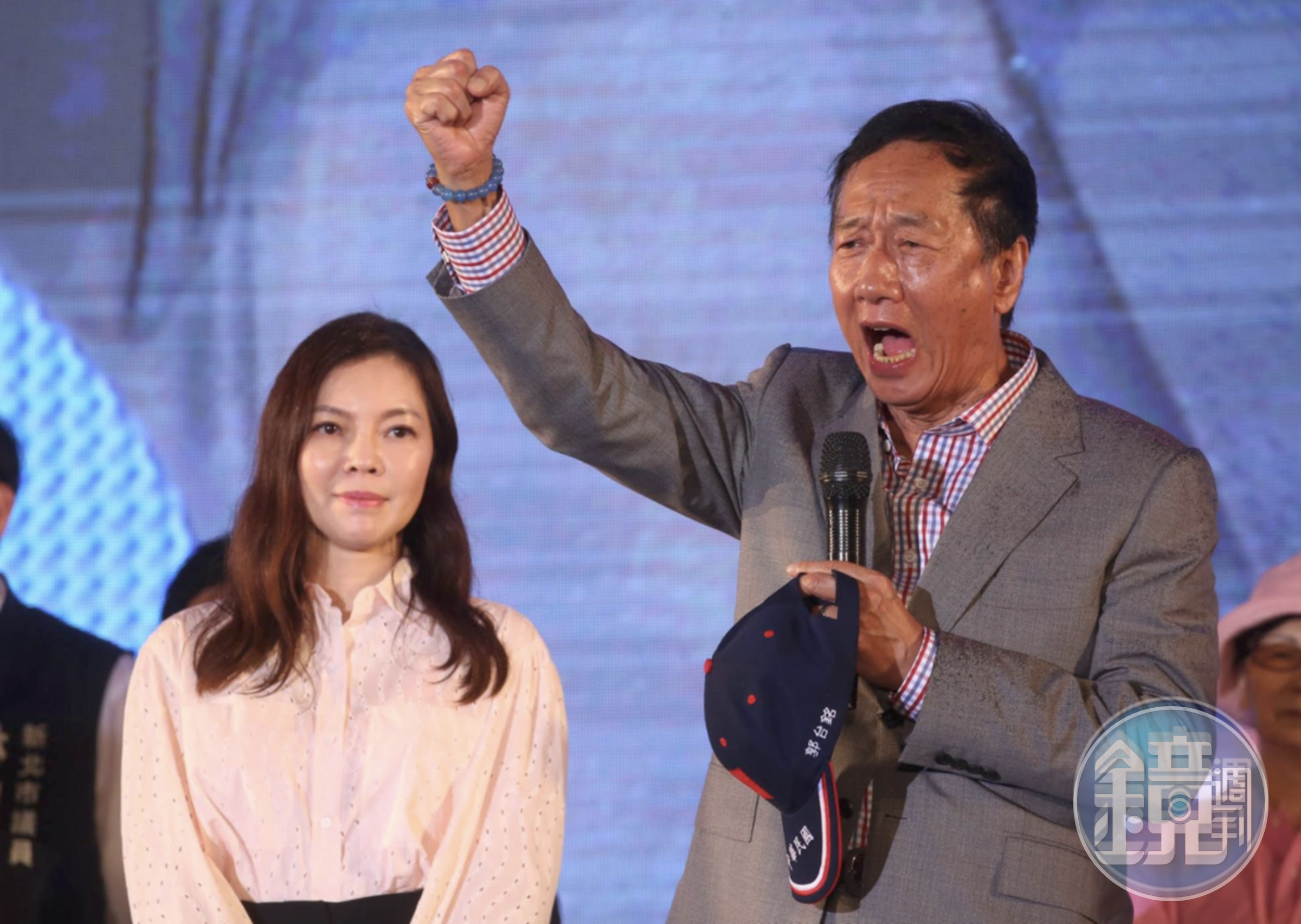 郭台銘(右)在積極爭取國民黨總統提名時,夫人曾馨瑩(左)陪伴在側。(本刊資料照)