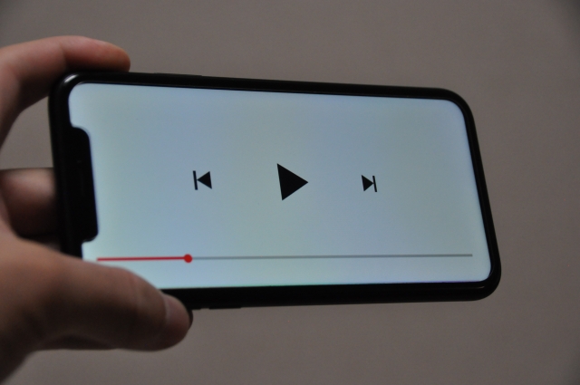 YouTube上「無畫面、無音樂」的純色背景影片竟超過千萬點閱。（示意圖，photoAC）